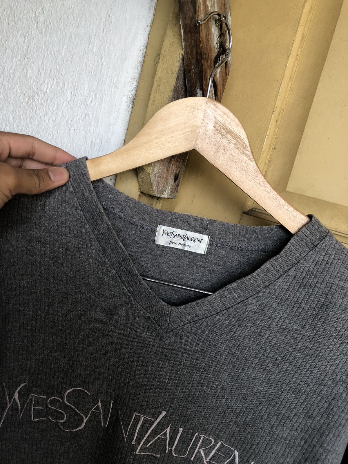 Yves Saint Laurent Yves Saint Laurent Embroidery Logo Minimalist V Neck T-Shirt Size L / US 10 / IT 46 - 11 Thumbnail