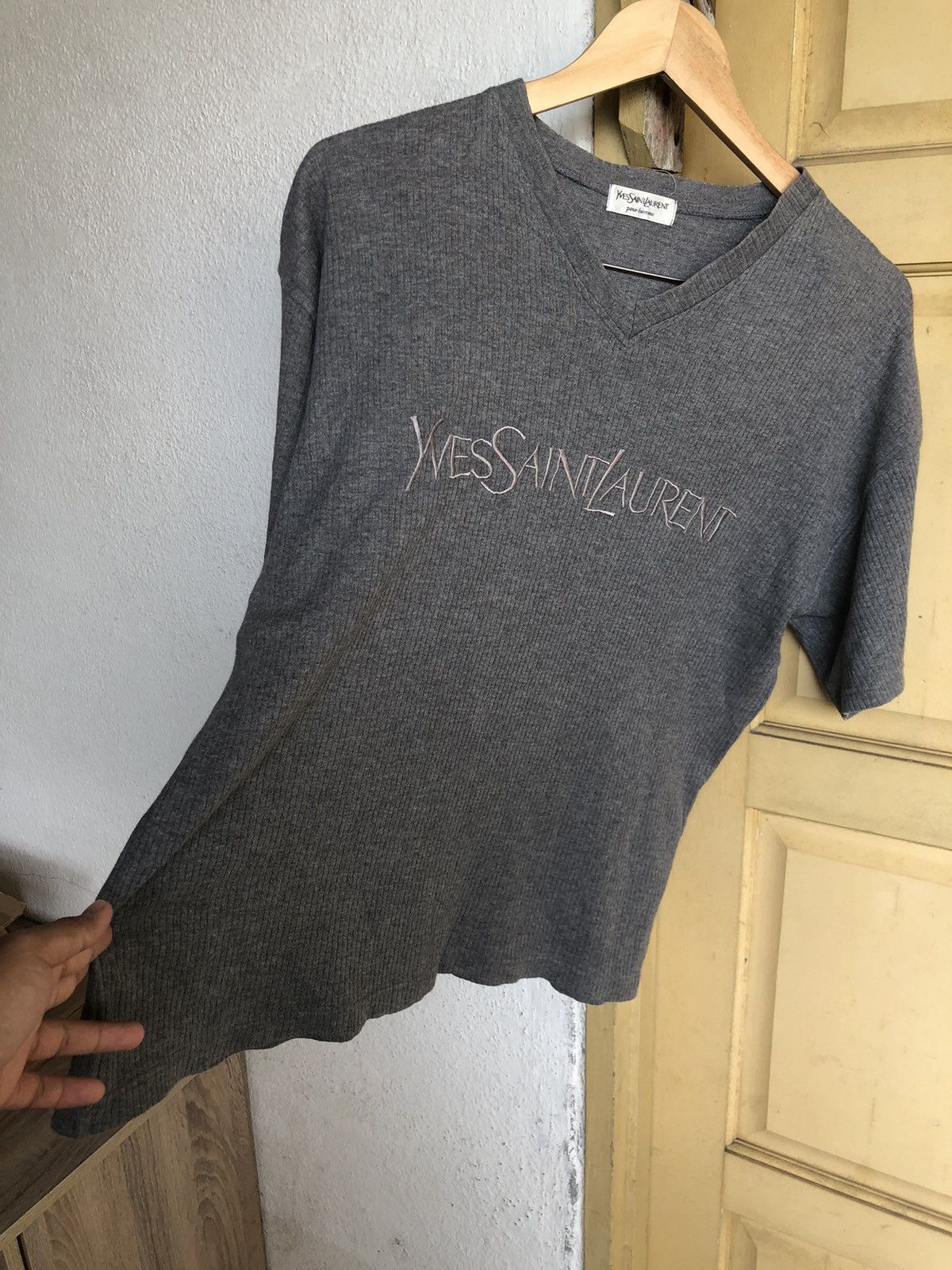Yves Saint Laurent Yves Saint Laurent Embroidery Logo Minimalist V Neck T-Shirt Size L / US 10 / IT 46 - 9 Thumbnail