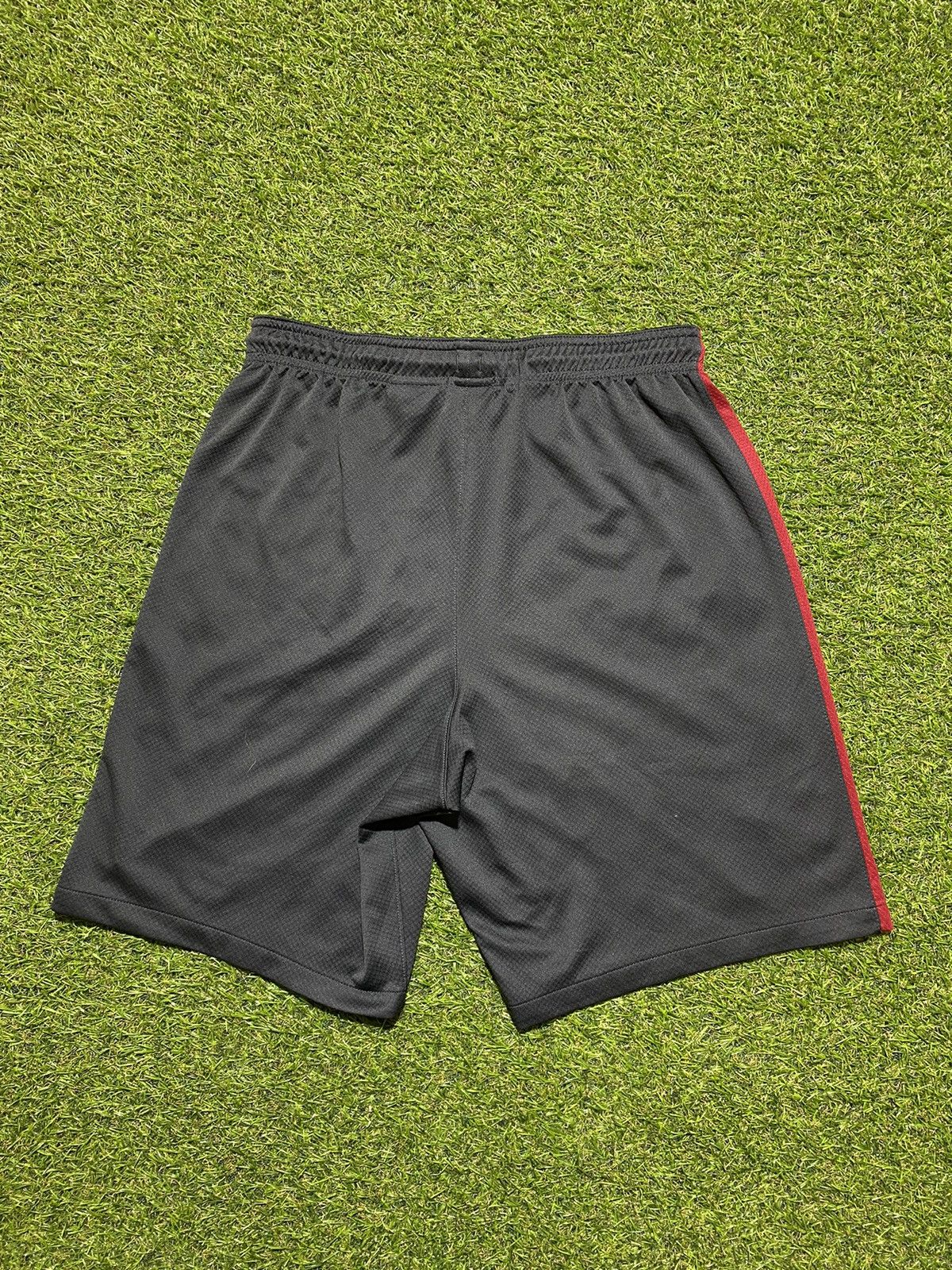 Nike Vintage Nike shorts streetwear swoosh casual y2k size M Size US 32 / EU 48 - 2 Thumbnail