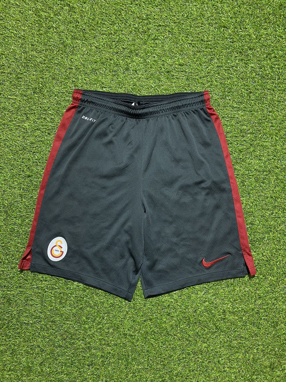 Nike Vintage Nike shorts streetwear swoosh casual y2k size M Size US 32 / EU 48 - 1 Thumbnail
