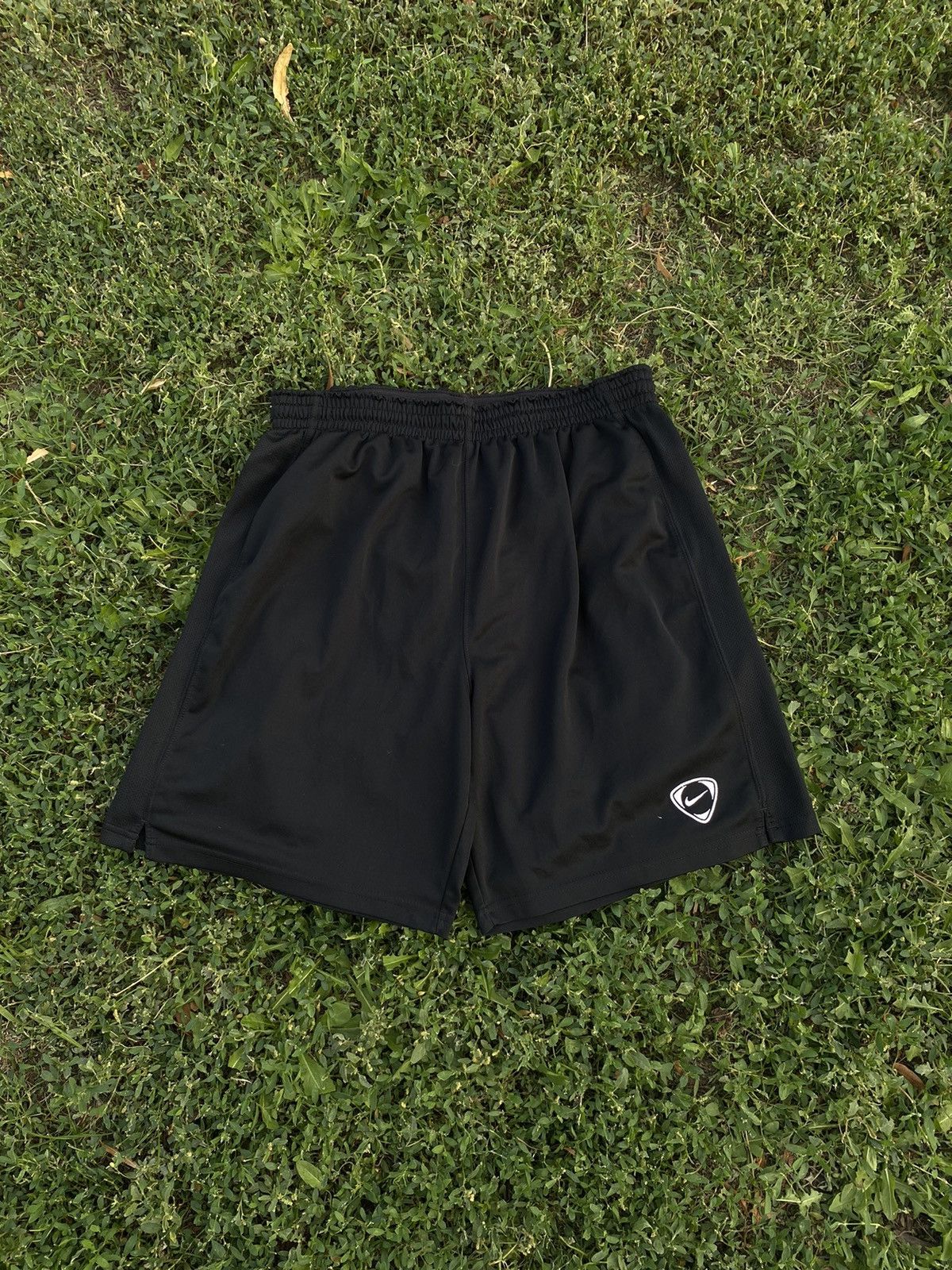 Nike Vintage Nike shorts streetwear swoosh casual y2k size L Size US 34 / EU 50 - 1 Thumbnail