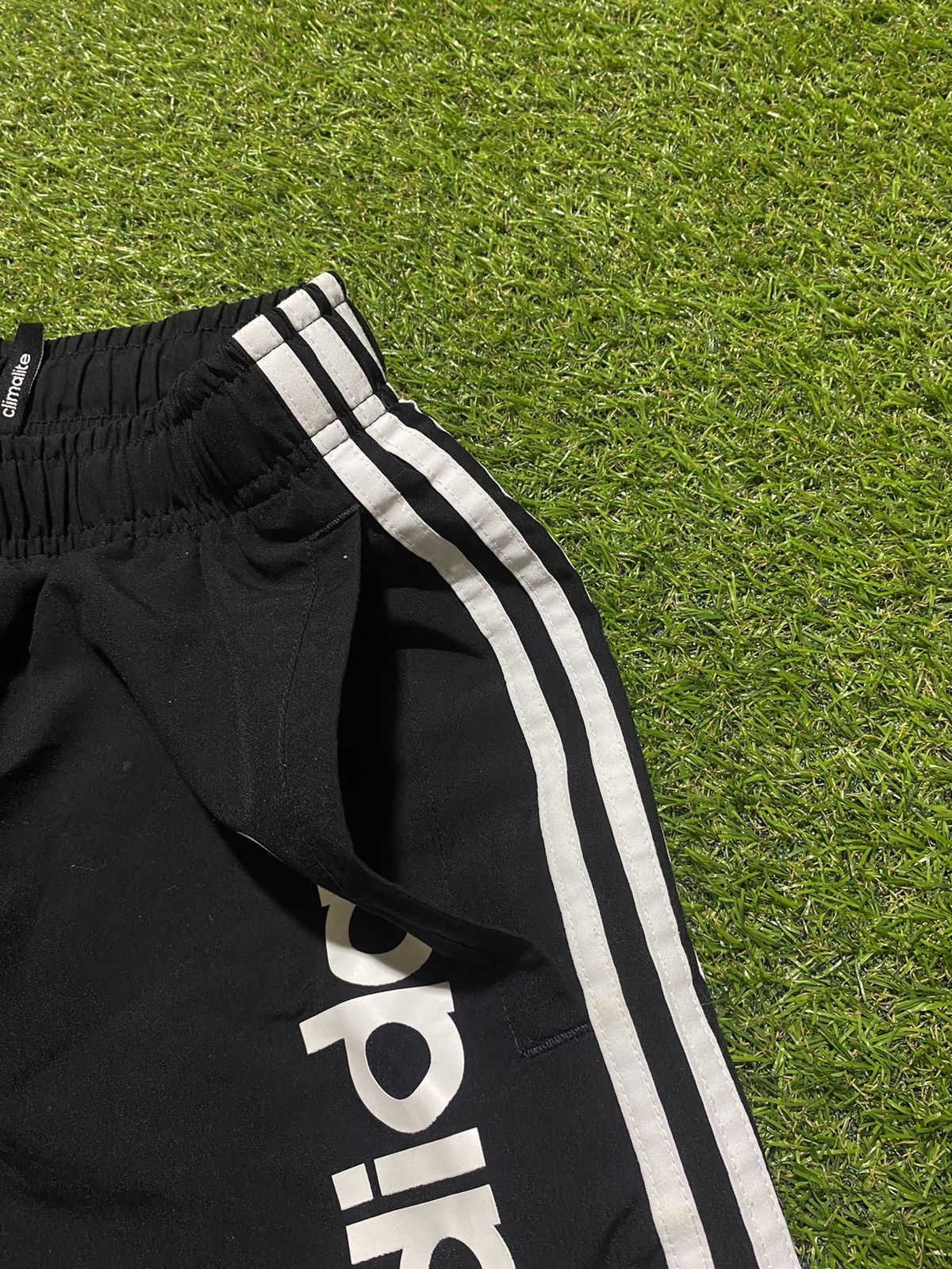 Adidas Vintage Adidas shorts streetwear y2k casual style size M Size US 32 / EU 48 - 2 Thumbnail