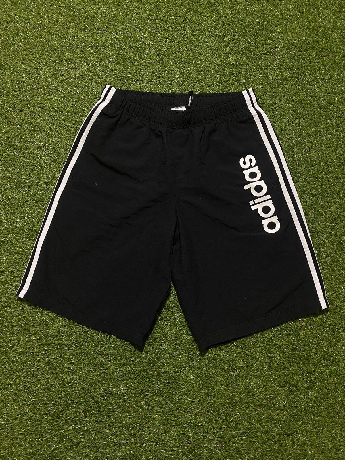 Adidas Vintage Adidas shorts streetwear y2k casual style size M Size US 32 / EU 48 - 1 Thumbnail