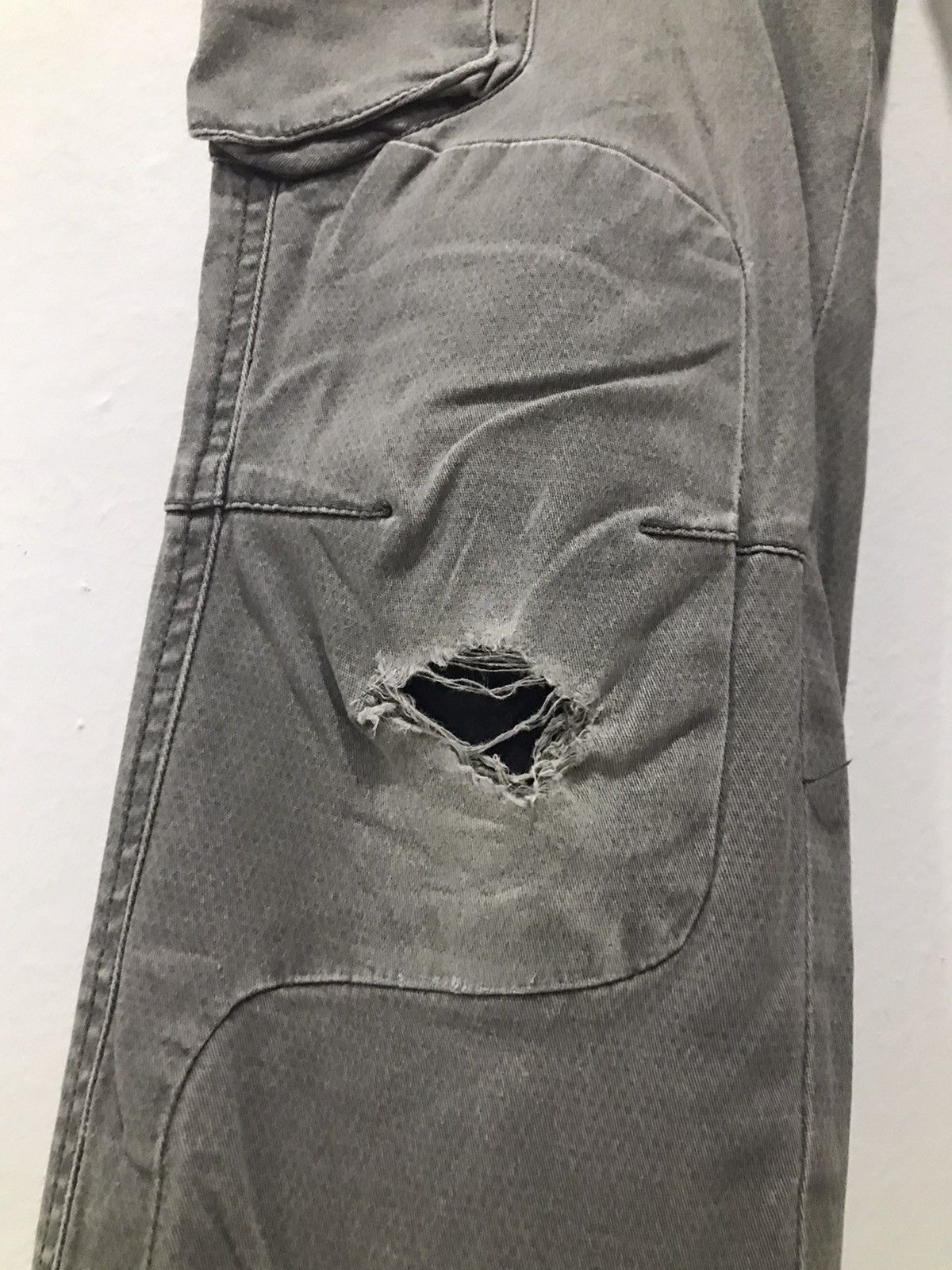 Japanese Brand IZ7250 Faded distressed Cargo Multipocket pants Size US 29 - 7 Thumbnail
