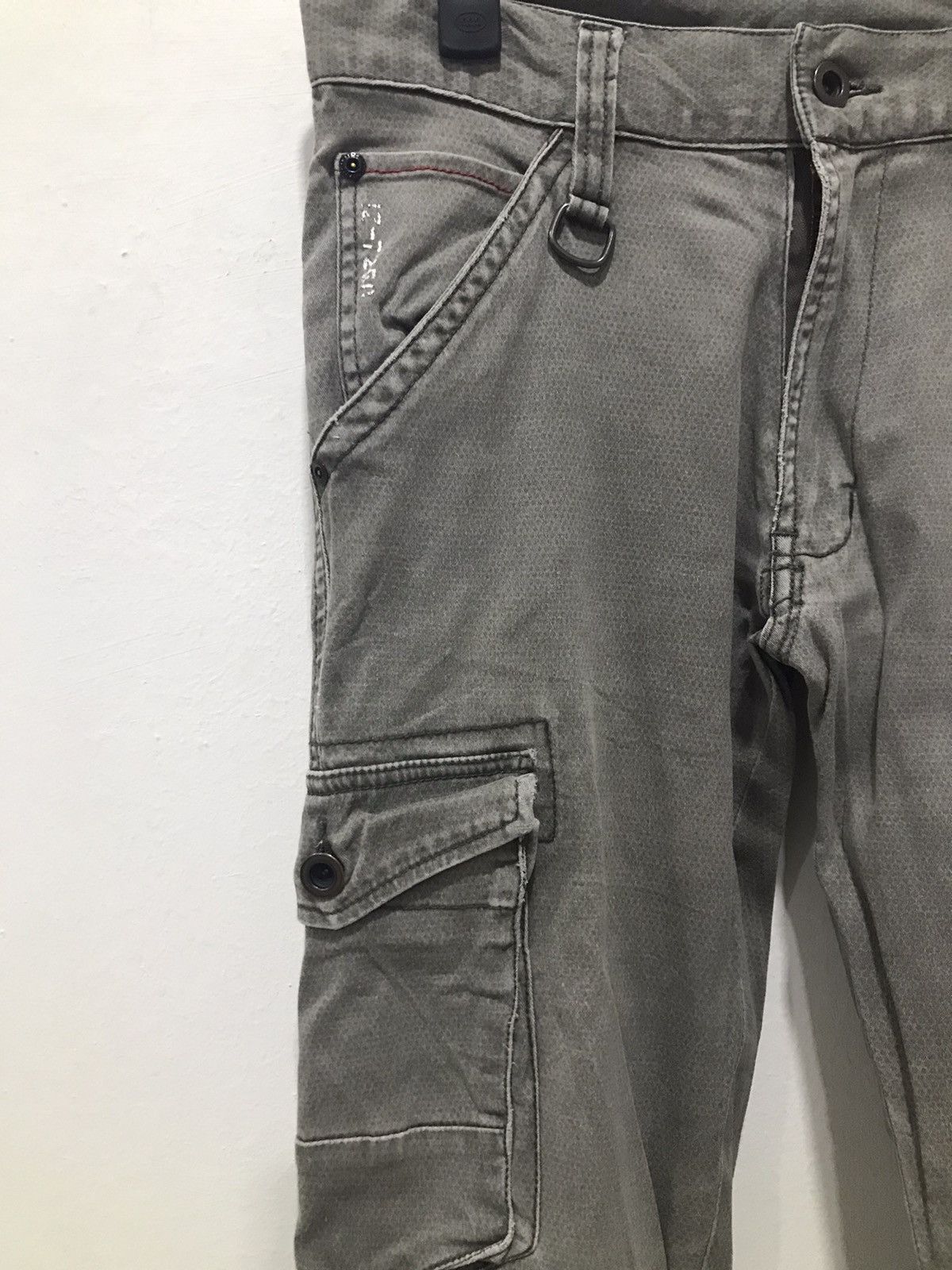 Japanese Brand IZ7250 Faded distressed Cargo Multipocket pants Size US 29 - 10 Thumbnail