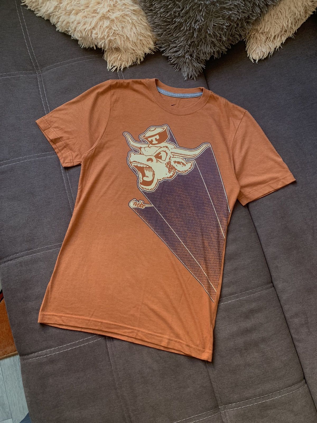 Nike Rare Vintage Nike Texas Longhorns Bull Center Swoosh T-Shirt Size US S / EU 44-46 / 1 - 2 Thumbnail
