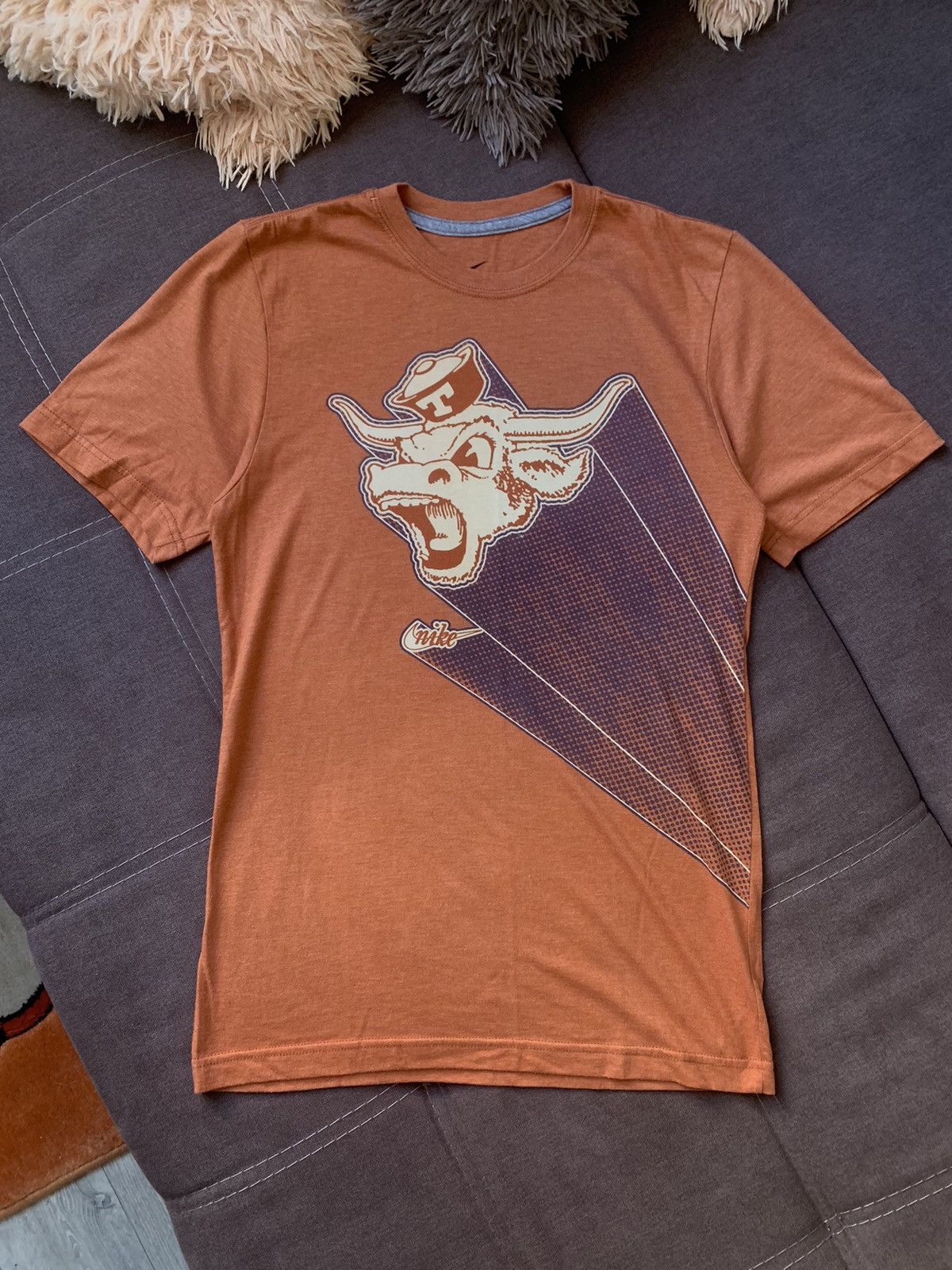 Nike Rare Vintage Nike Texas Longhorns Bull Center Swoosh T-Shirt Size US S / EU 44-46 / 1 - 1 Thumbnail