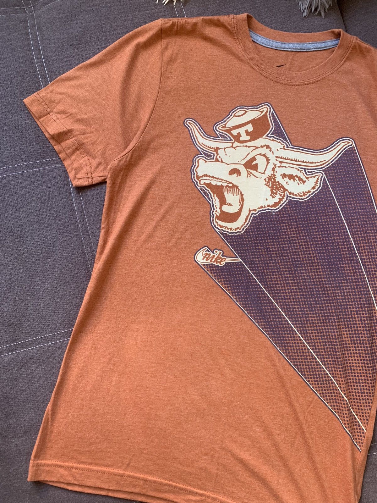 Nike Rare Vintage Nike Texas Longhorns Bull Center Swoosh T-Shirt Size US S / EU 44-46 / 1 - 3 Thumbnail