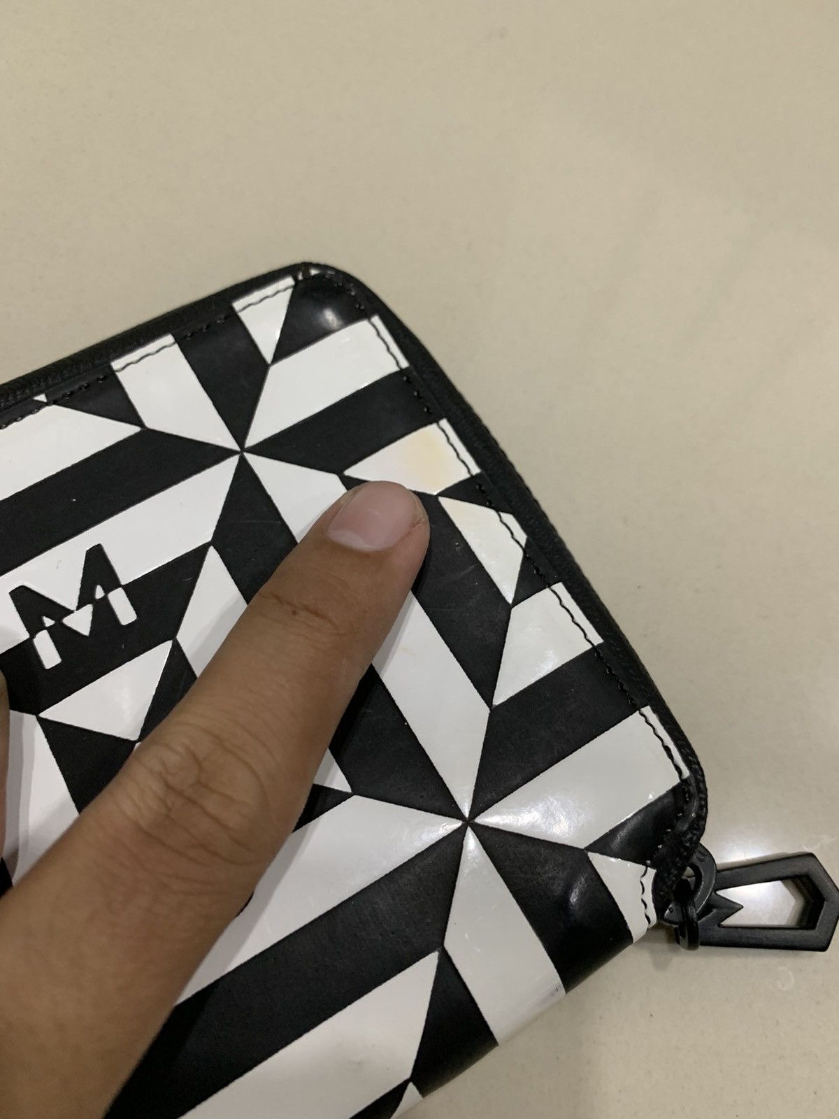 Marc Jacobs JACOBS BY MARC JACOBS GEOMETRIC MOTIVE WALLET PURSE Size ONE SIZE - 9 Thumbnail