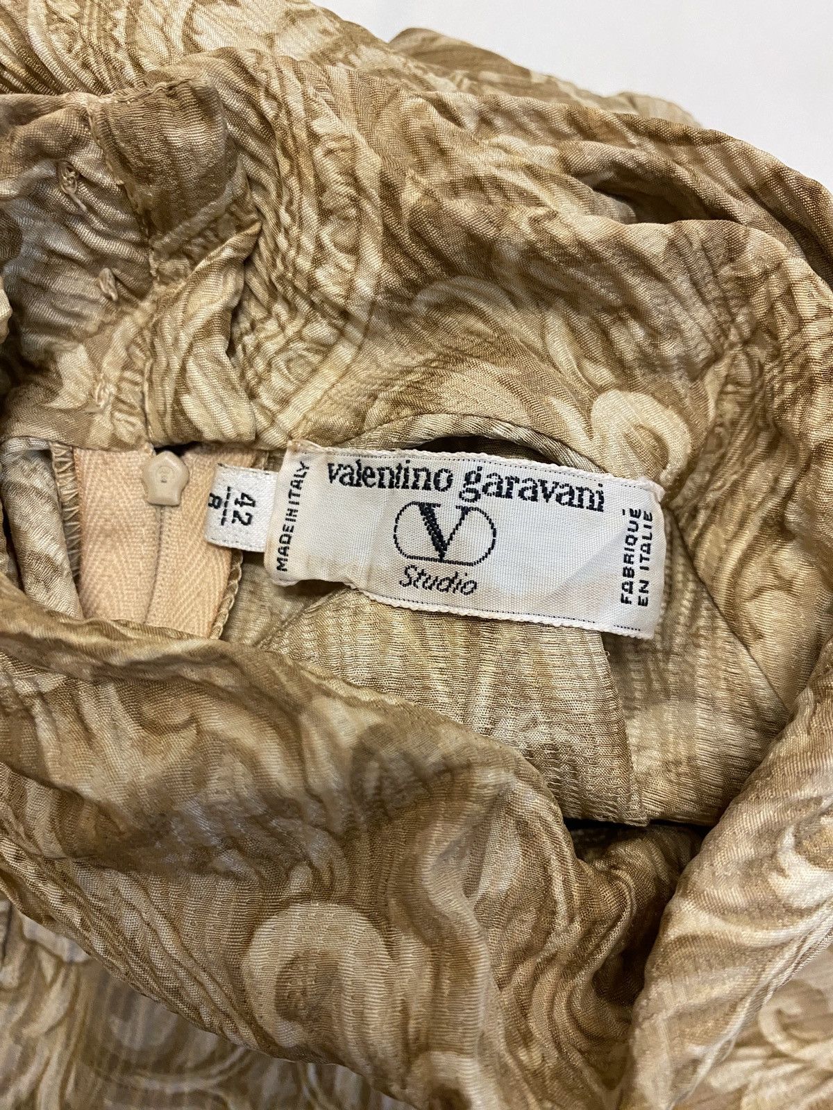 Valentino 🔥🔥💰💰RARE Vintage valentino silk turtleneck fullprint Size L / US 10 / IT 46 - 10 Thumbnail
