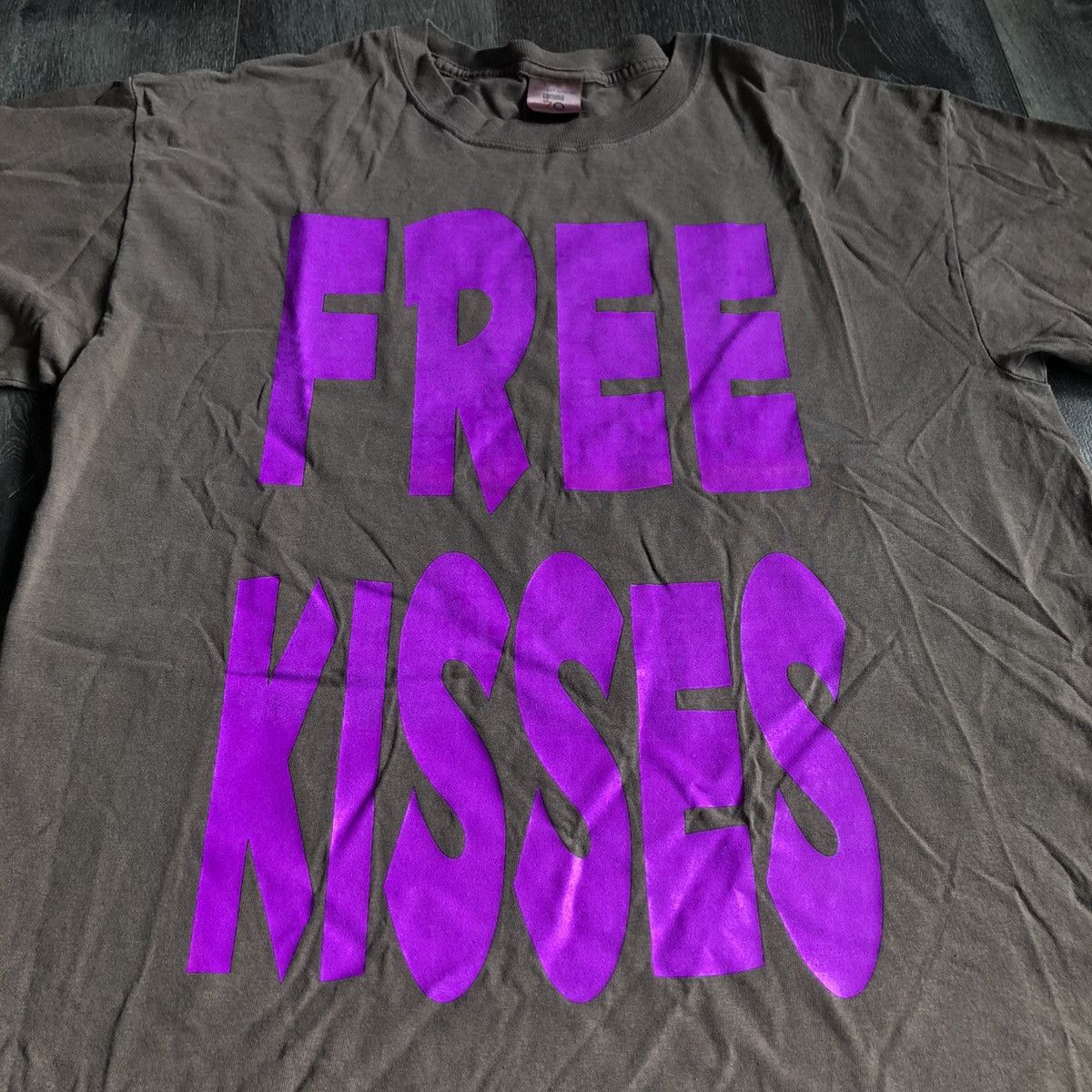 Vintage Vintage 2000s Y2K Free Kisses Stretch Logo Parody Tee Shirt Size US M / EU 48-50 / 2 - 2 Thumbnail