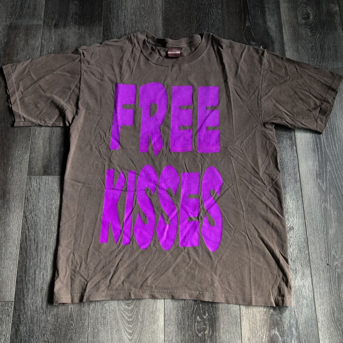 Vintage Vintage 2000s Y2K Free Kisses Stretch Logo Parody Tee Shirt Size US M / EU 48-50 / 2 - 1 Thumbnail