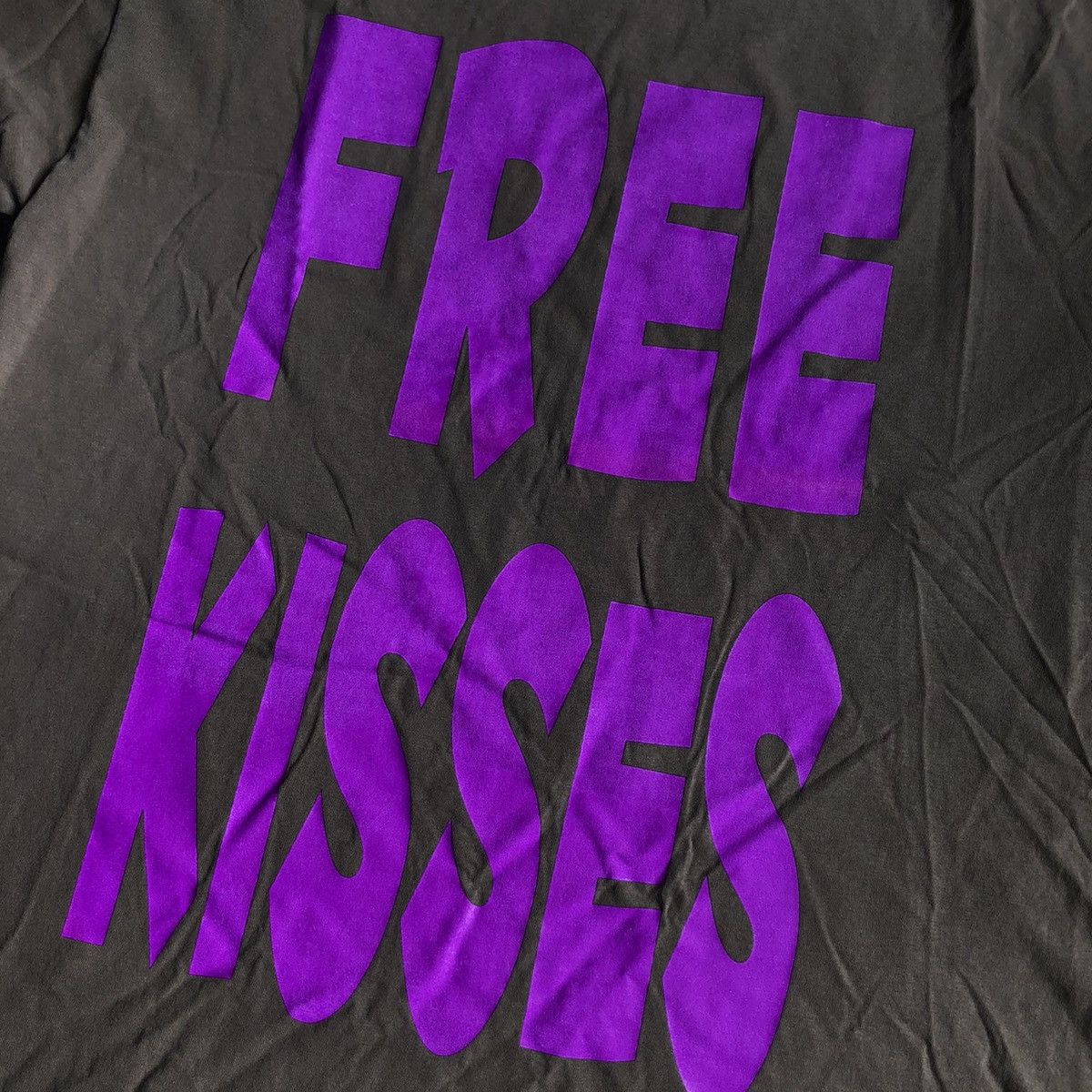 Vintage Vintage 2000s Y2K Free Kisses Stretch Logo Parody Tee Shirt Size US M / EU 48-50 / 2 - 3 Thumbnail
