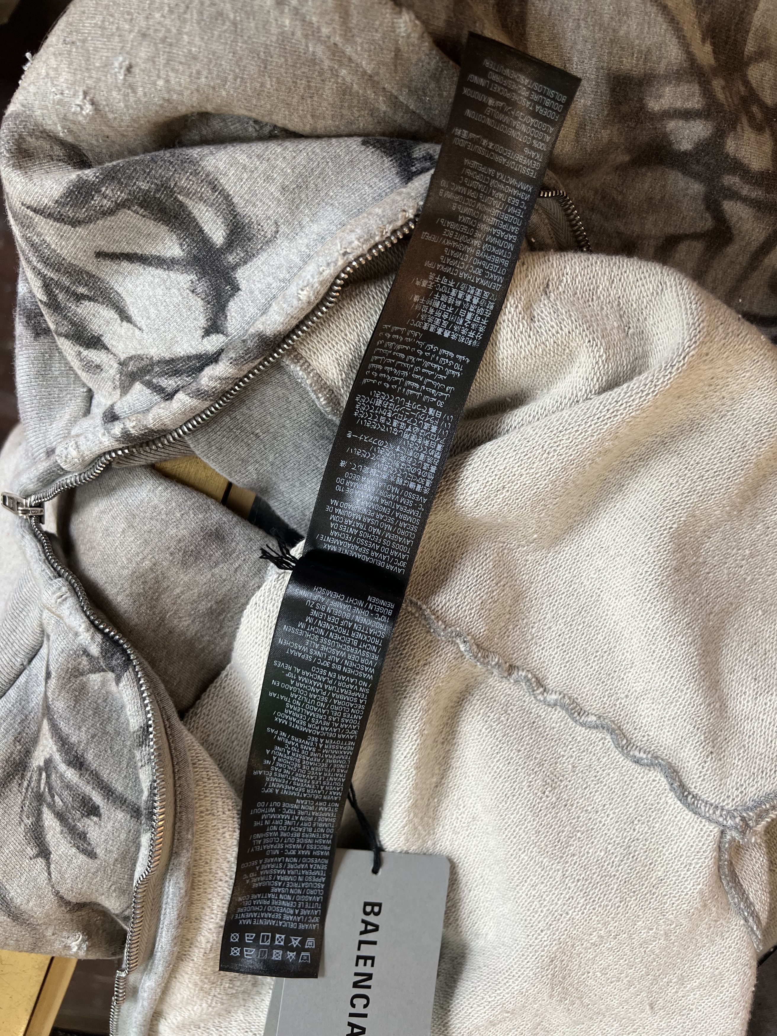 Balenciaga Balenciaga Graffiti THRASHED Runway Hoodie Size US M / EU 48-50 / 2 - 17 Thumbnail