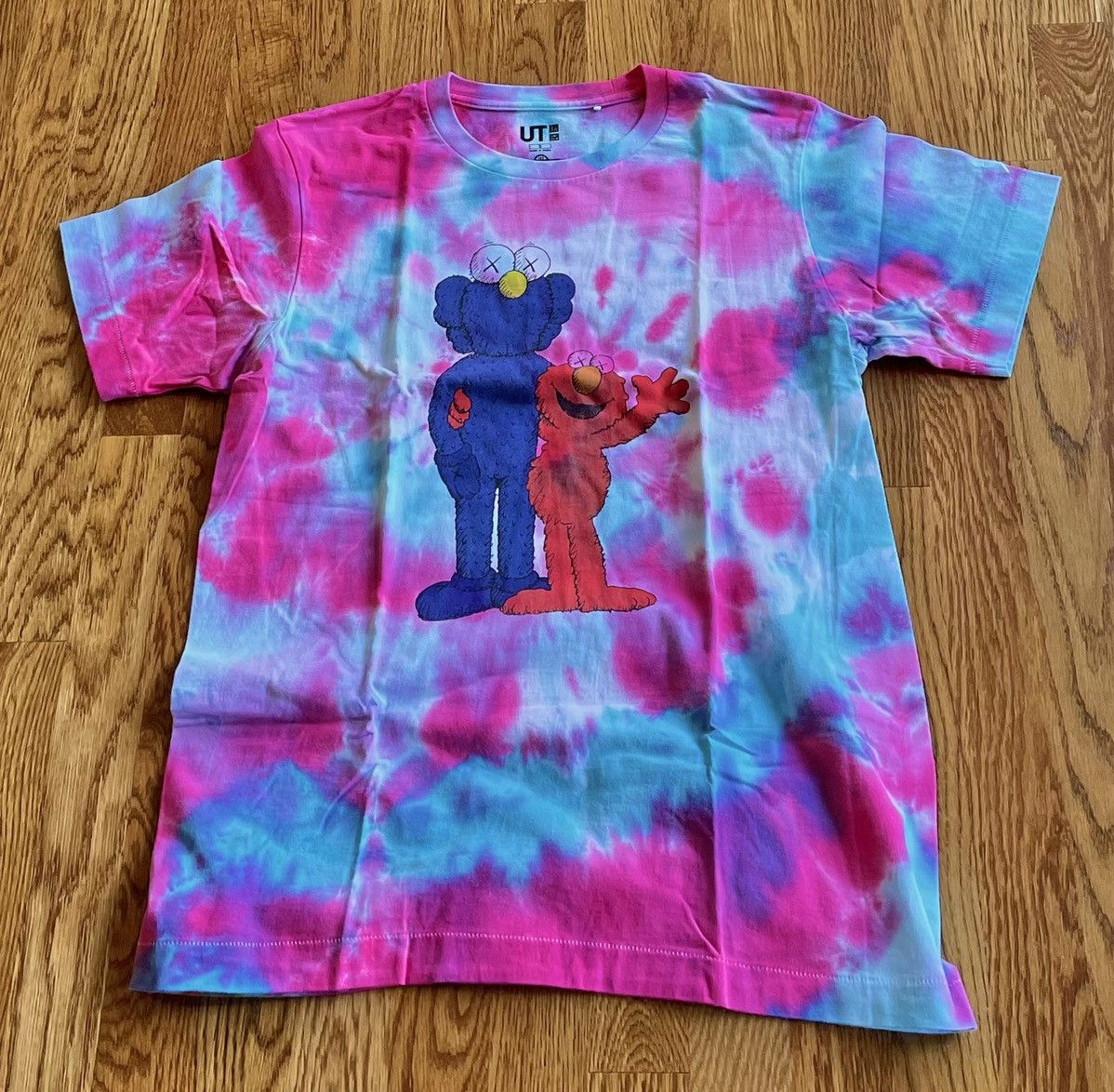 Kaws × Uniqlo Small Sesame Street UT Elmo Pink White Blue BFF Tee Shirt Size US S / EU 44-46 / 1 - 1 Thumbnail