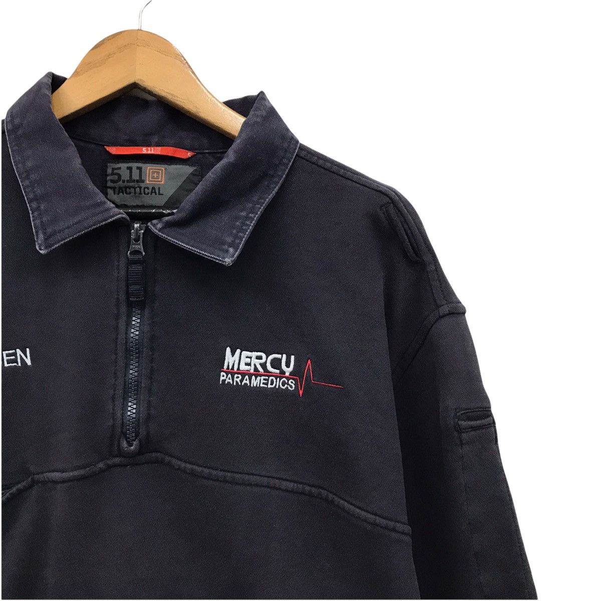 Vintage Vintage Mercy Paramedics Small Logo Sweatshirt Size US L / EU 52-54 / 3 - 3 Thumbnail