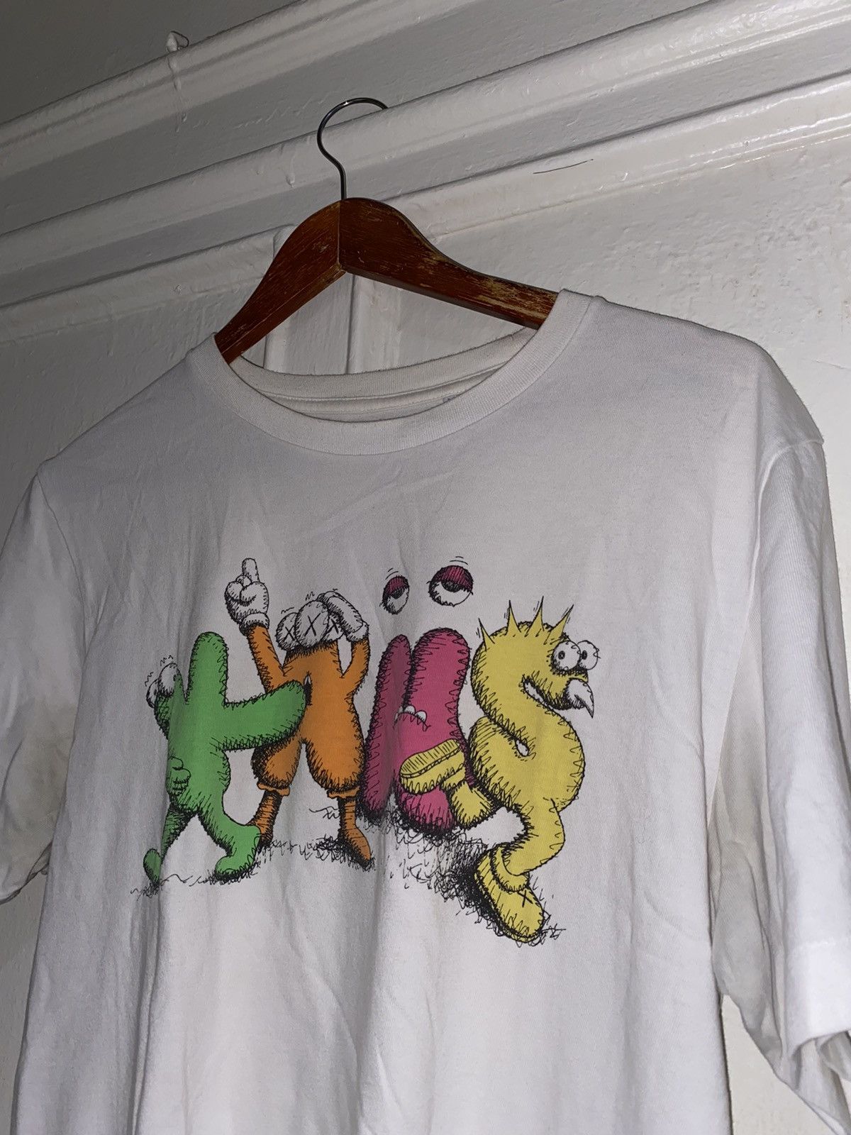 Kaws Kaws 2016 Uniqlo Original Fake Spellout Tee Size US M / EU 48-50 / 2 - 1 Thumbnail