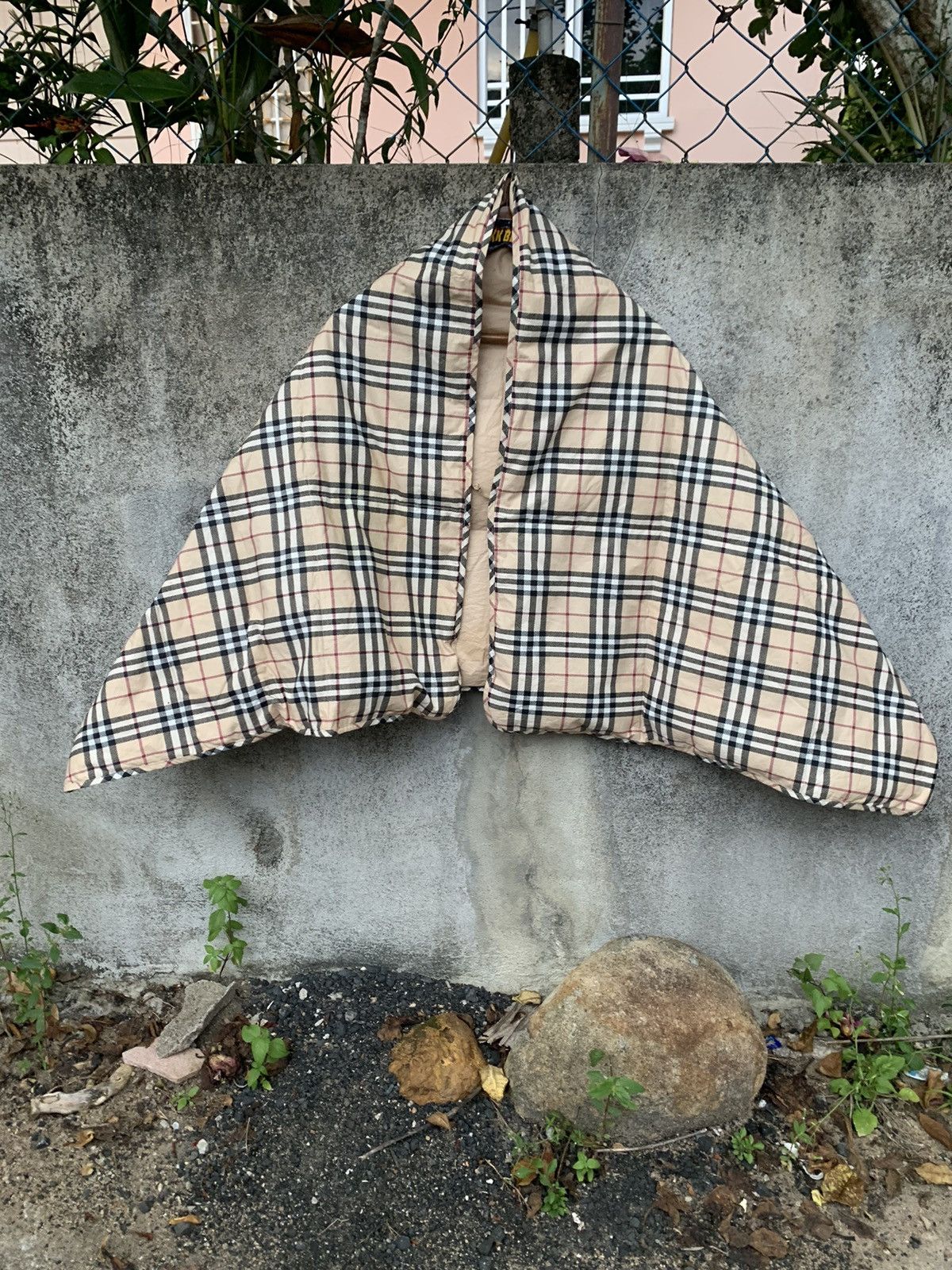 Burberry Burberry Feather Throw Shoulder Rest Futon/Blanket Size ONE SIZE - 1 Thumbnail