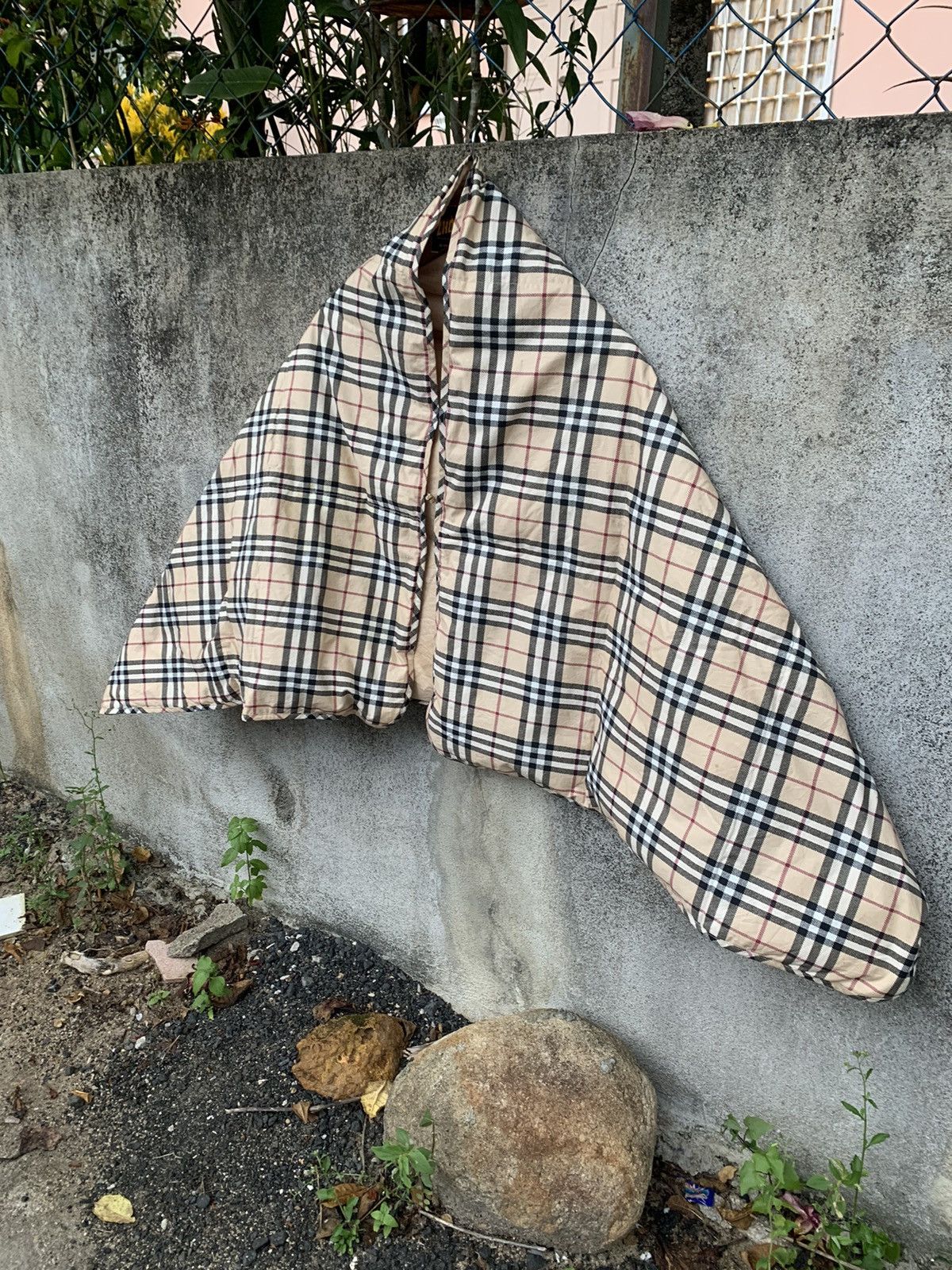 Burberry Burberry Feather Throw Shoulder Rest Futon/Blanket Size ONE SIZE - 2 Thumbnail