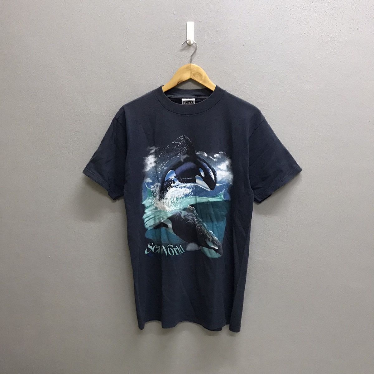 Vintage Vintage 90s Sea World Tultex Tshirt Size US M / EU 48-50 / 2 - 3 Thumbnail