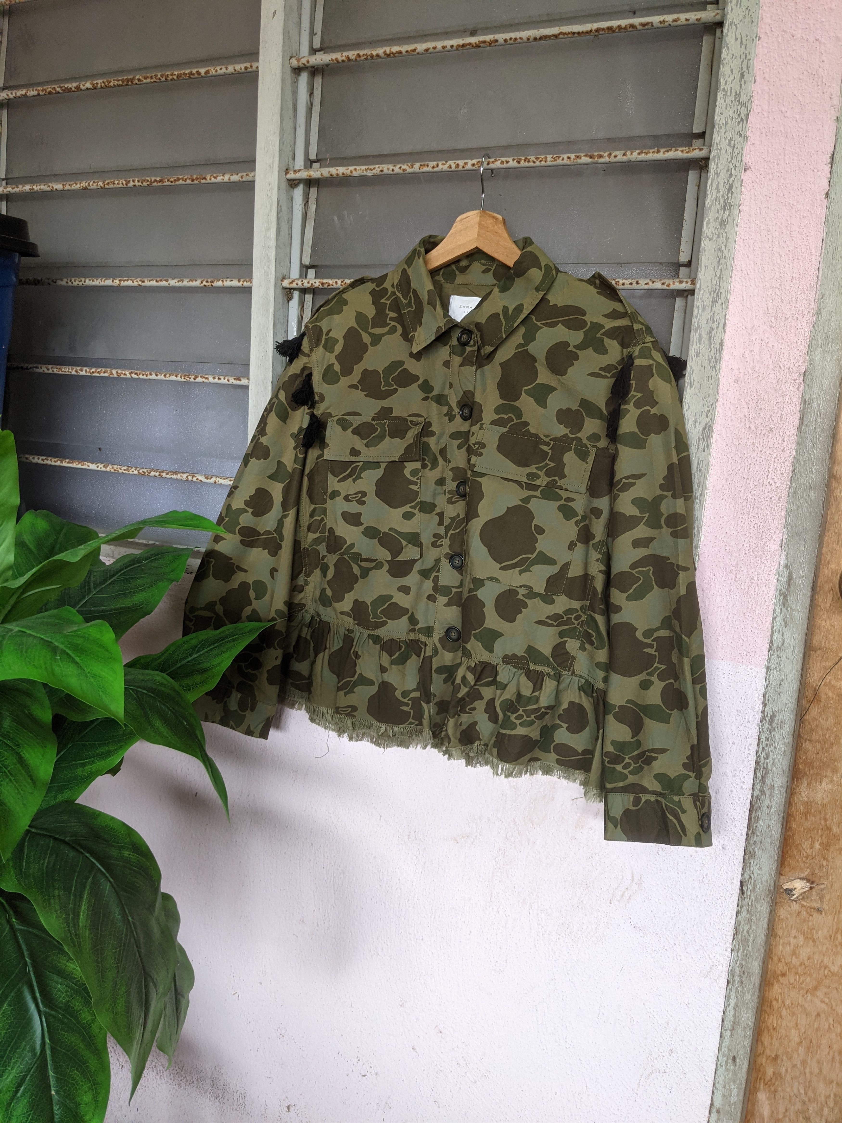Zara ⚡️Steals⚡️ Zara Duck Camouflage Cropped Shirt Size L / US 10 / IT 46 - 1 Thumbnail