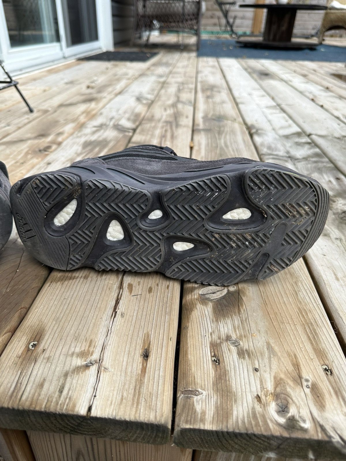 yeezy 700 v2 vanta black