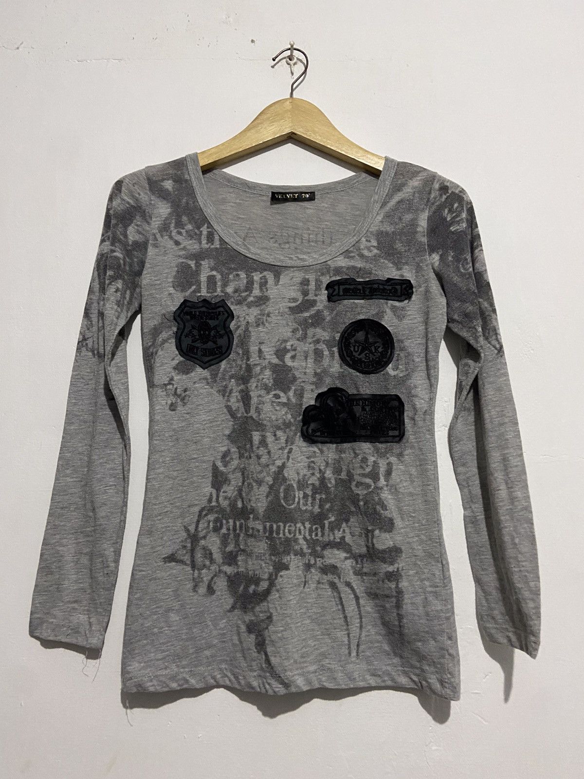 Le Grande Bleu (L.G.B.) Velvet 70’ Tattoos patch work Long sleeve tees Size US M / EU 48-50 / 2 - 1 Thumbnail