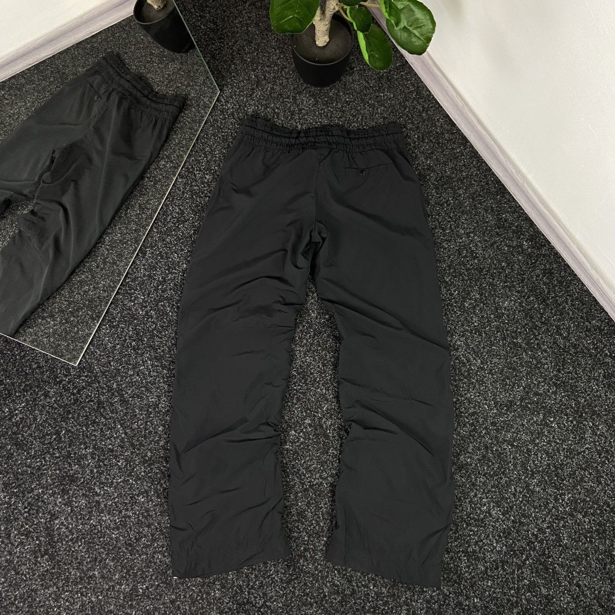 Nike VINTAGE Y2K NIKE MINI LOGO NYLON WOMENS TRACK PANTS Size 30" / US 8 / IT 44 - 6 Thumbnail