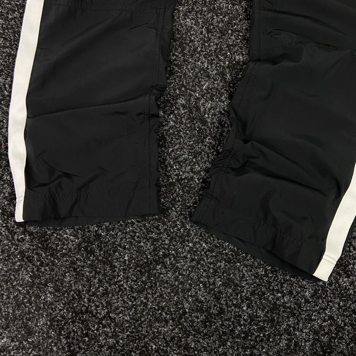 Nike VINTAGE Y2K NIKE MINI LOGO NYLON WOMENS TRACK PANTS Size 30" / US 8 / IT 44 - 4 Thumbnail