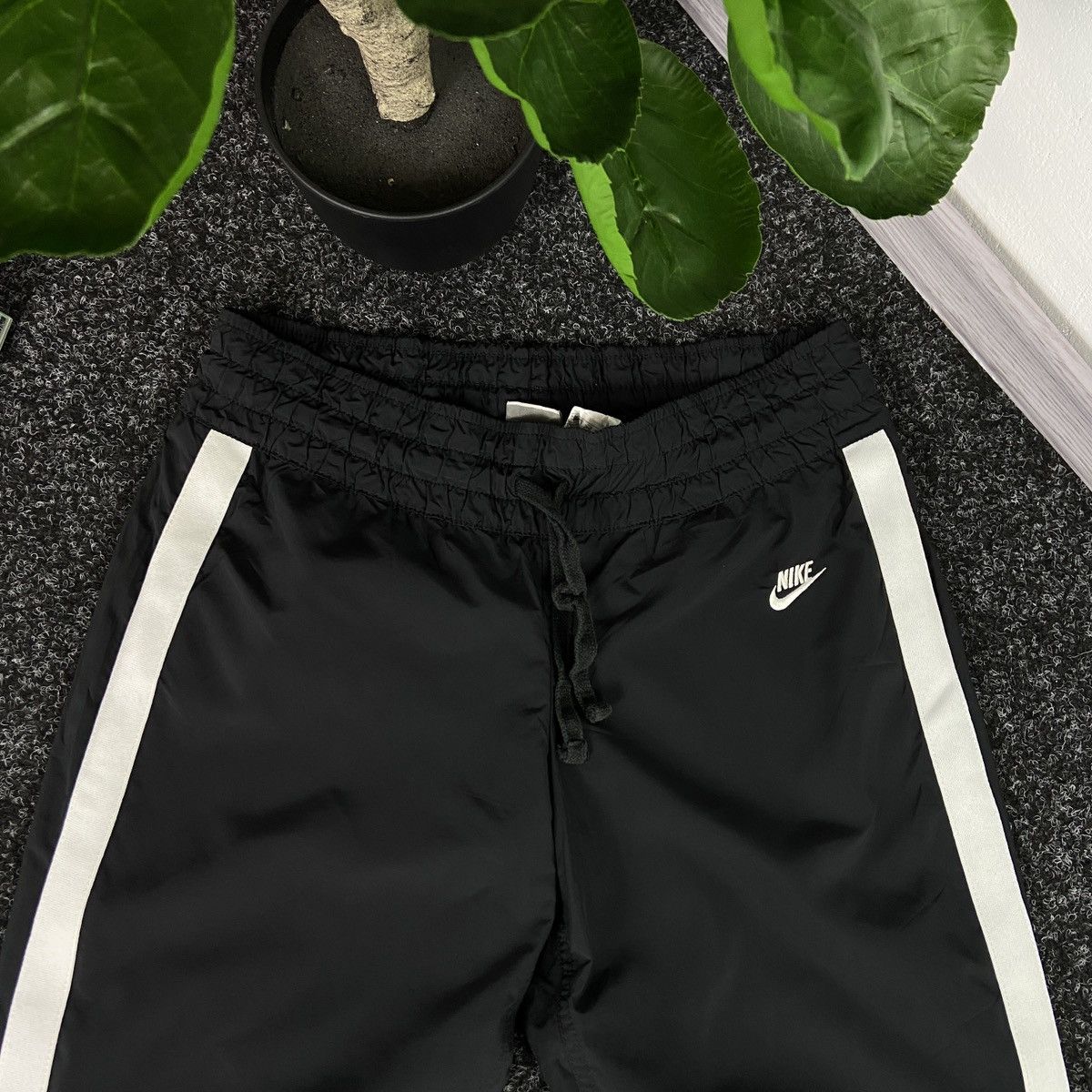 Nike VINTAGE Y2K NIKE MINI LOGO NYLON WOMENS TRACK PANTS Size 30" / US 8 / IT 44 - 2 Thumbnail