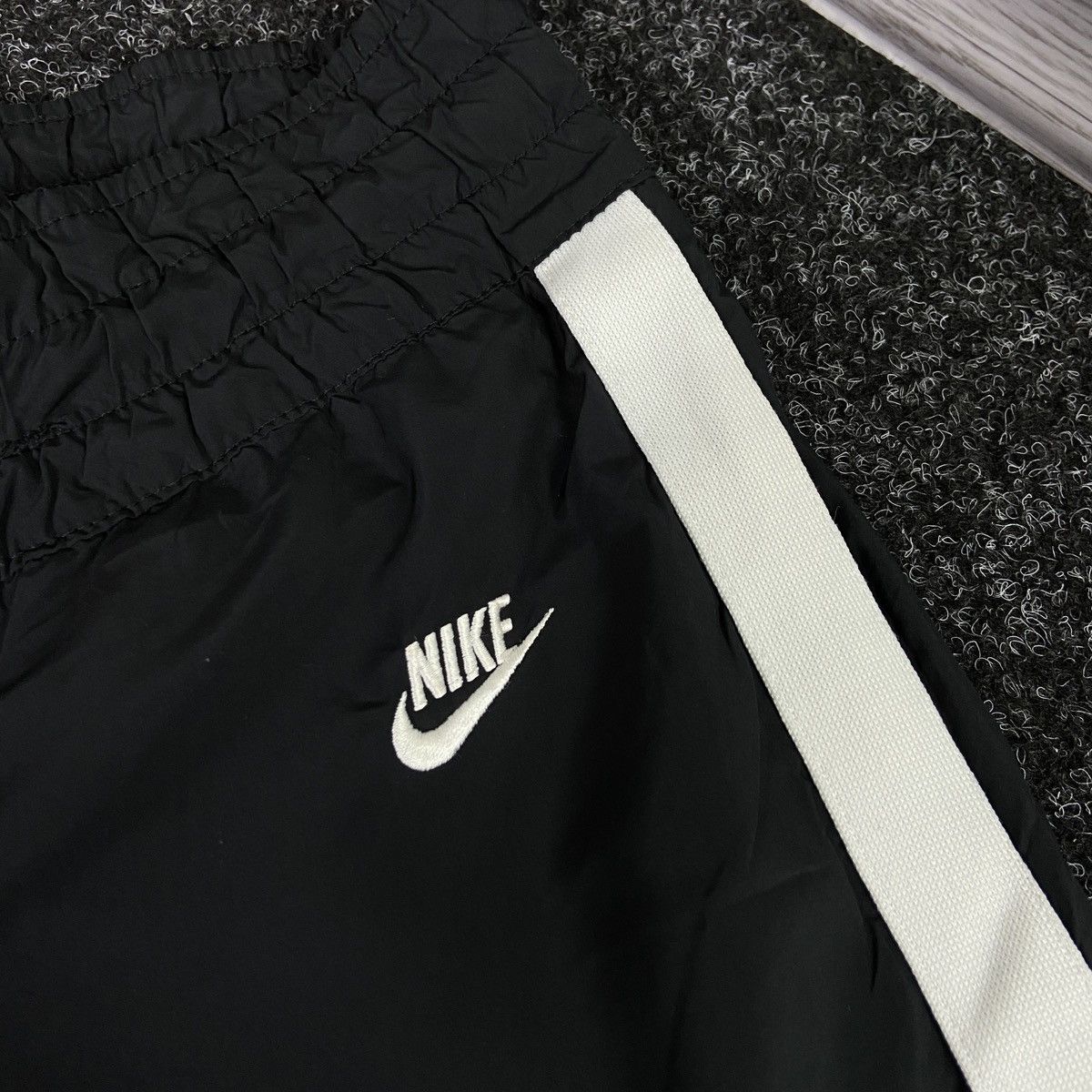 Nike VINTAGE Y2K NIKE MINI LOGO NYLON WOMENS TRACK PANTS Size 30" / US 8 / IT 44 - 3 Thumbnail