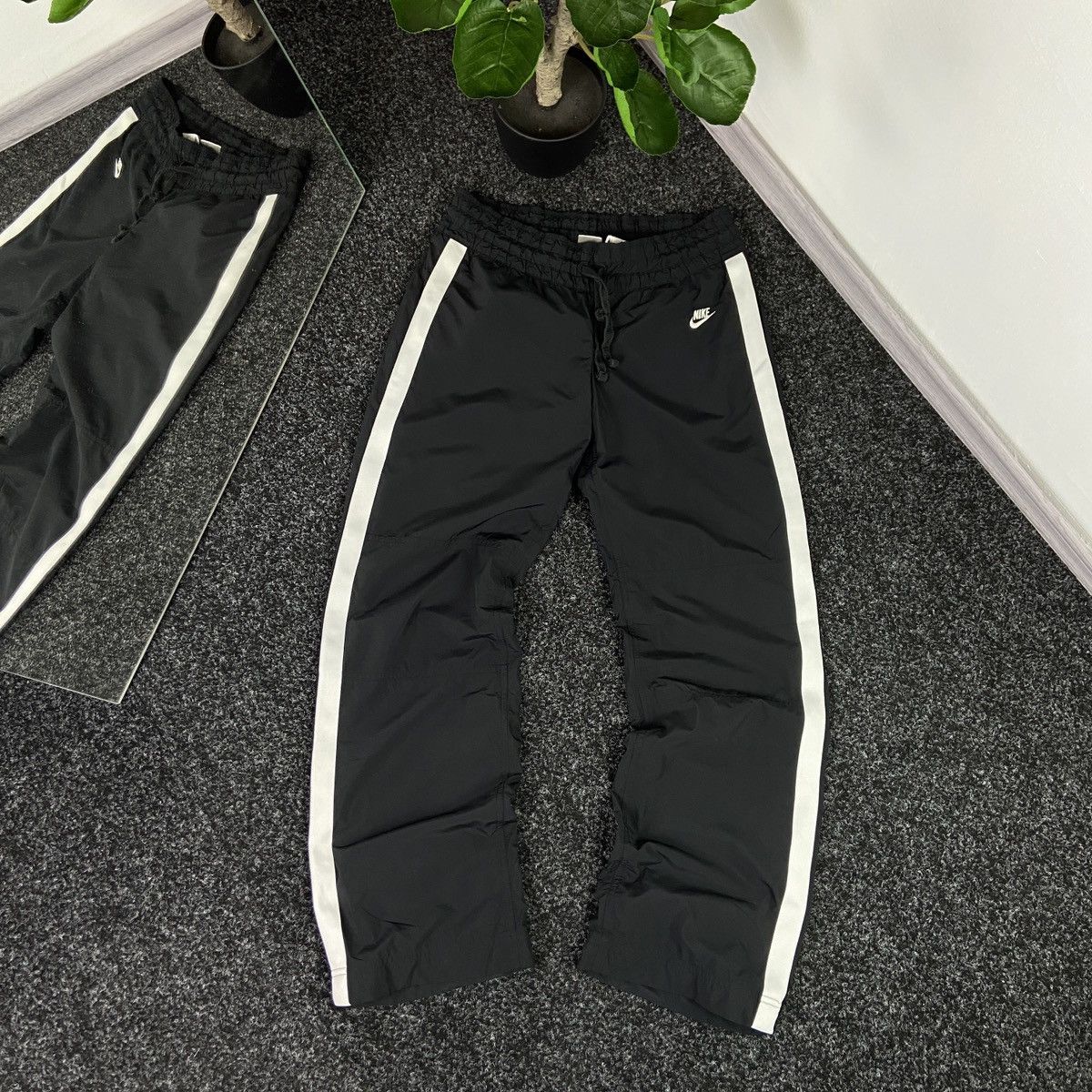 Nike VINTAGE Y2K NIKE MINI LOGO NYLON WOMENS TRACK PANTS Size 30" / US 8 / IT 44 - 1 Thumbnail