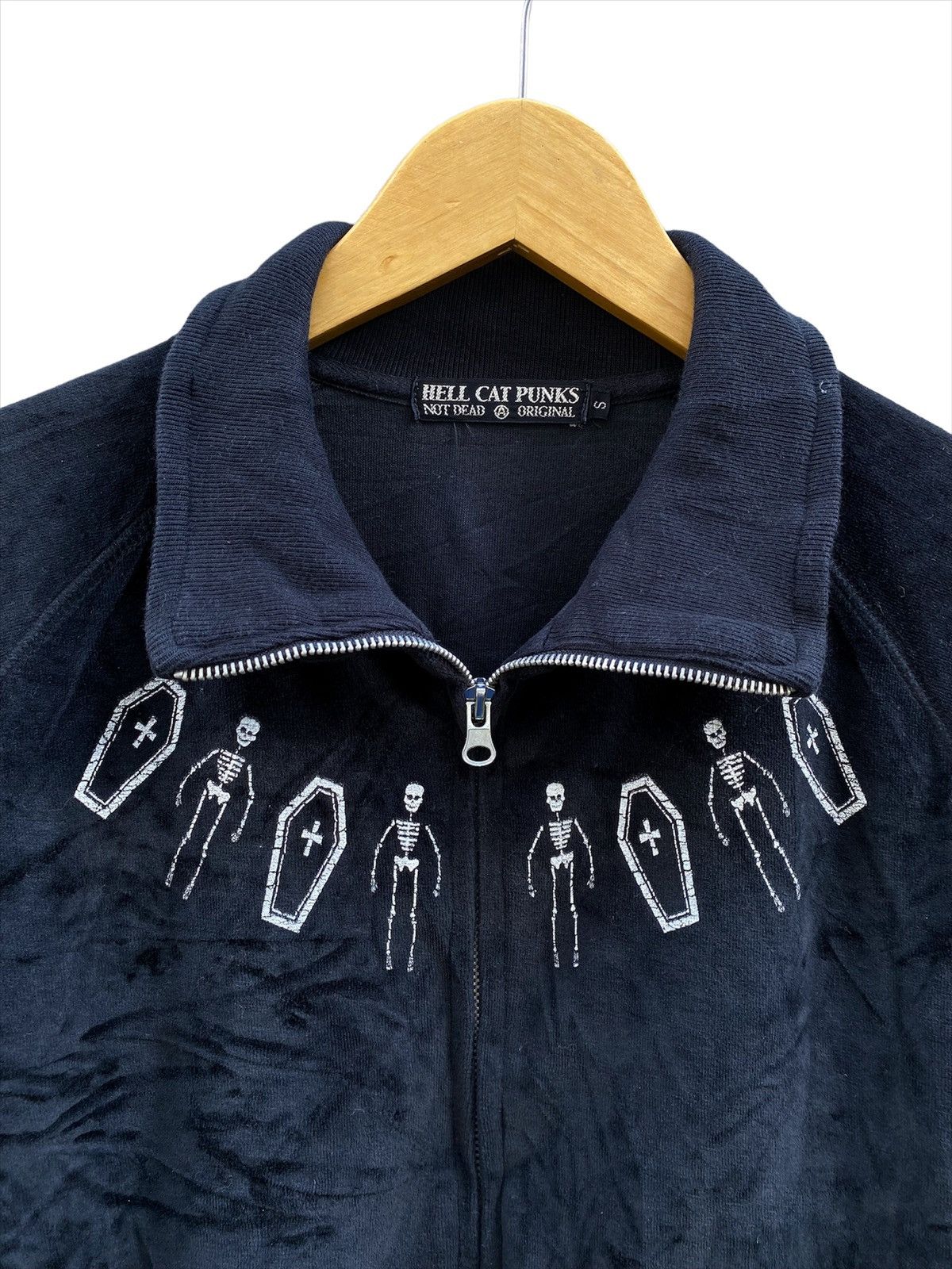 20471120 × Beauty Beast × Japanese Brand 🔥OFFER🔥Hellcat Punks “Incarnation” Velvet Zip Up Sweatshirt Size US S / EU 44-46 / 1 - 3 Thumbnail