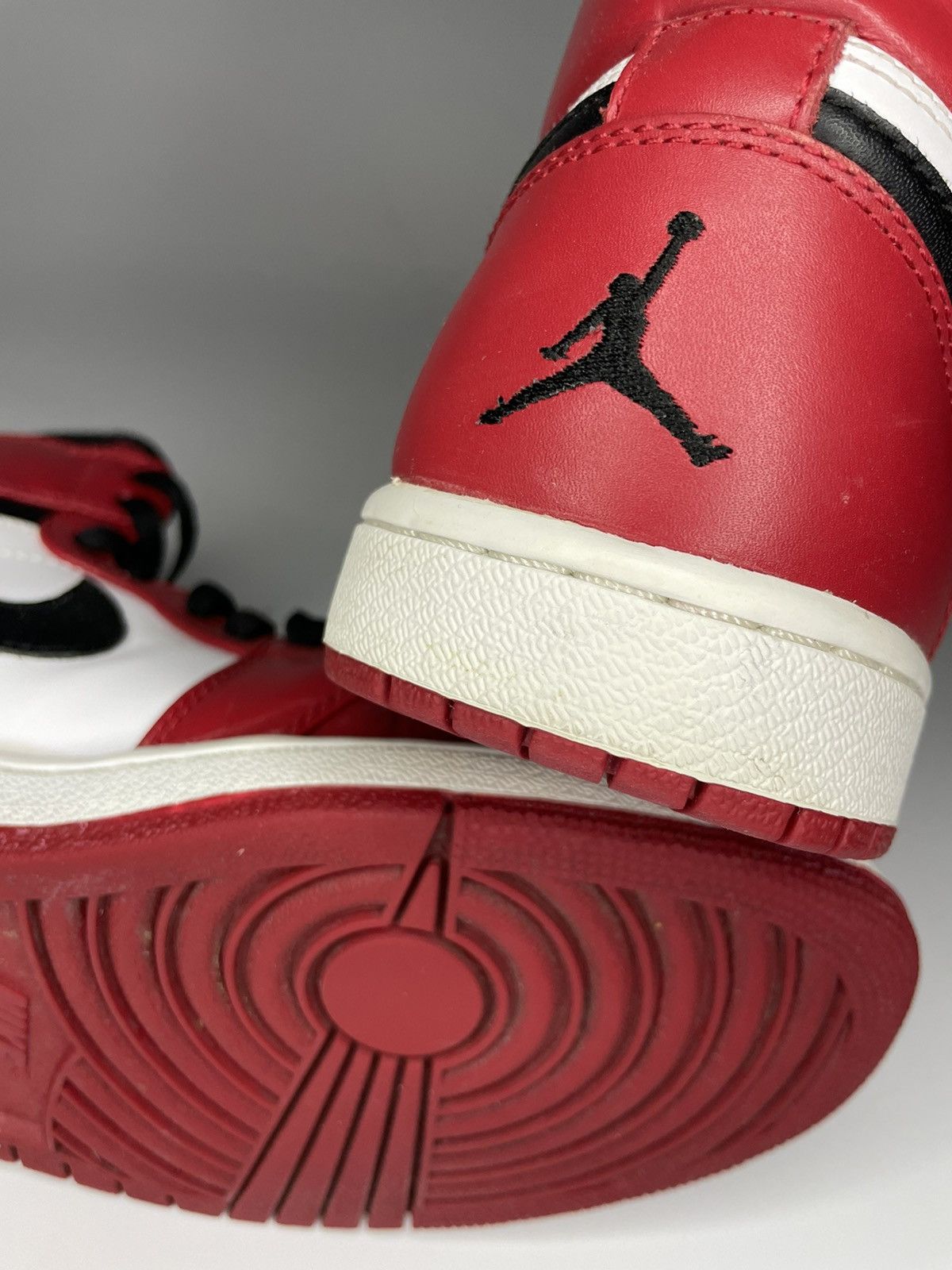 Jordan Brand 2013 Air Jordan 1 Retro High “Chicago” Size US 8 / EU 41 - 19 Thumbnail