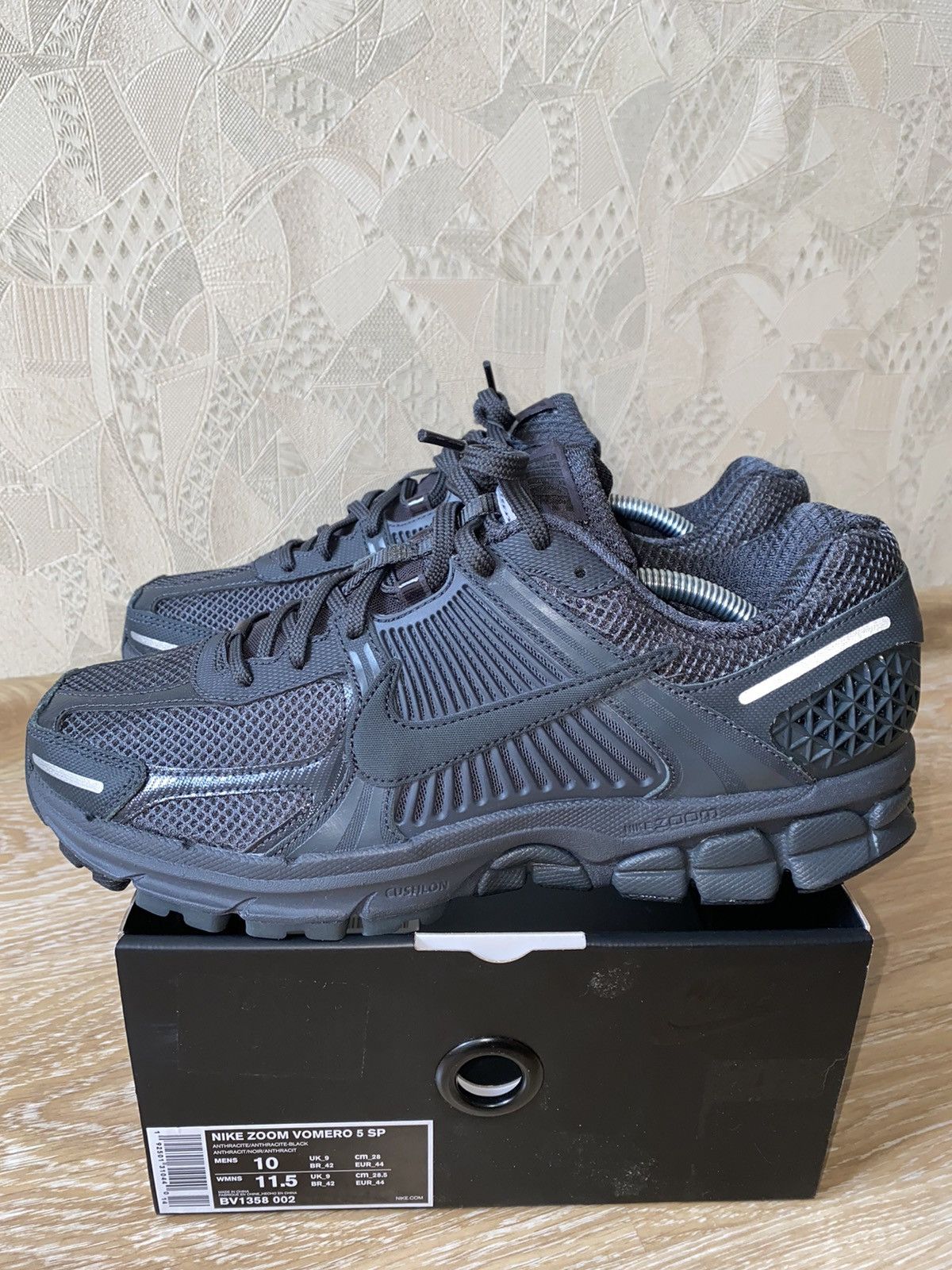 image of Nikelab Air Zoom Vomero5 P6000 React Pegasus Shoes in Anthracite, Men's (Size 10)