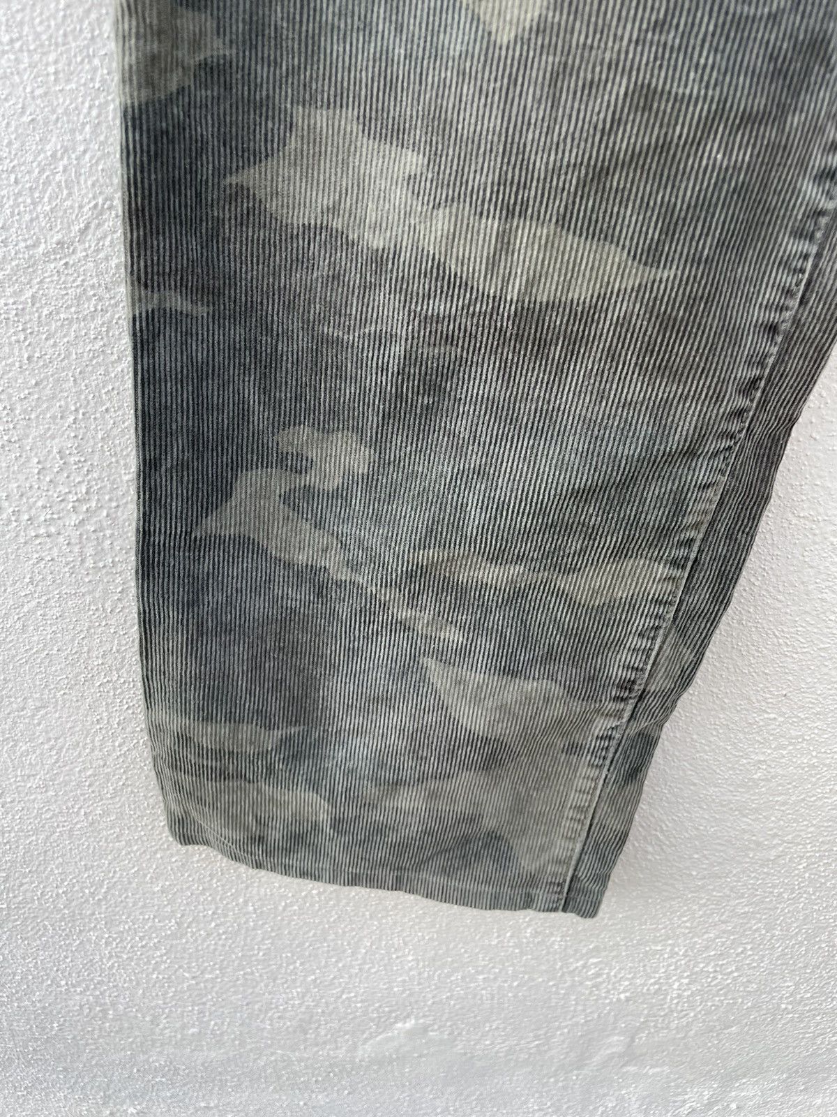 Uniqlo Uniqlo Camouflaged Corduroy Jeans Size US 34 / EU 50 - 4 Thumbnail