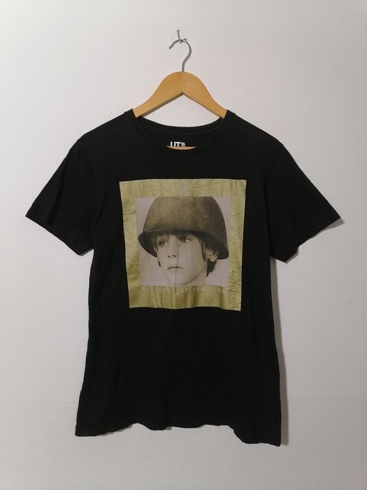 Tshirt Uniqlo x Band U2 'The Best Of Cover Album', Men's Fashion