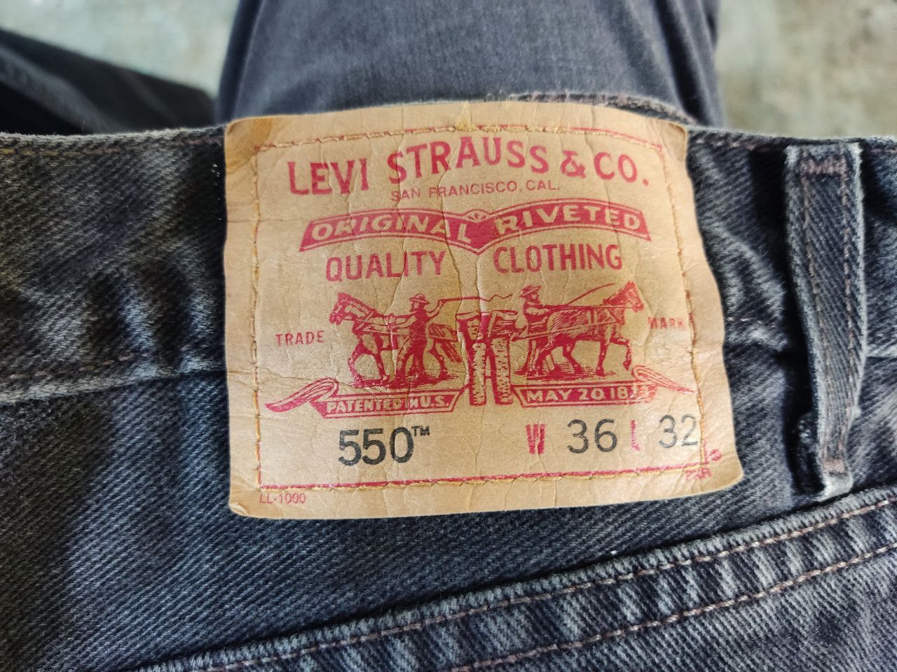 Levi's vintage levis 550 super black relaxed fit denim Size US 37 - 3 Thumbnail