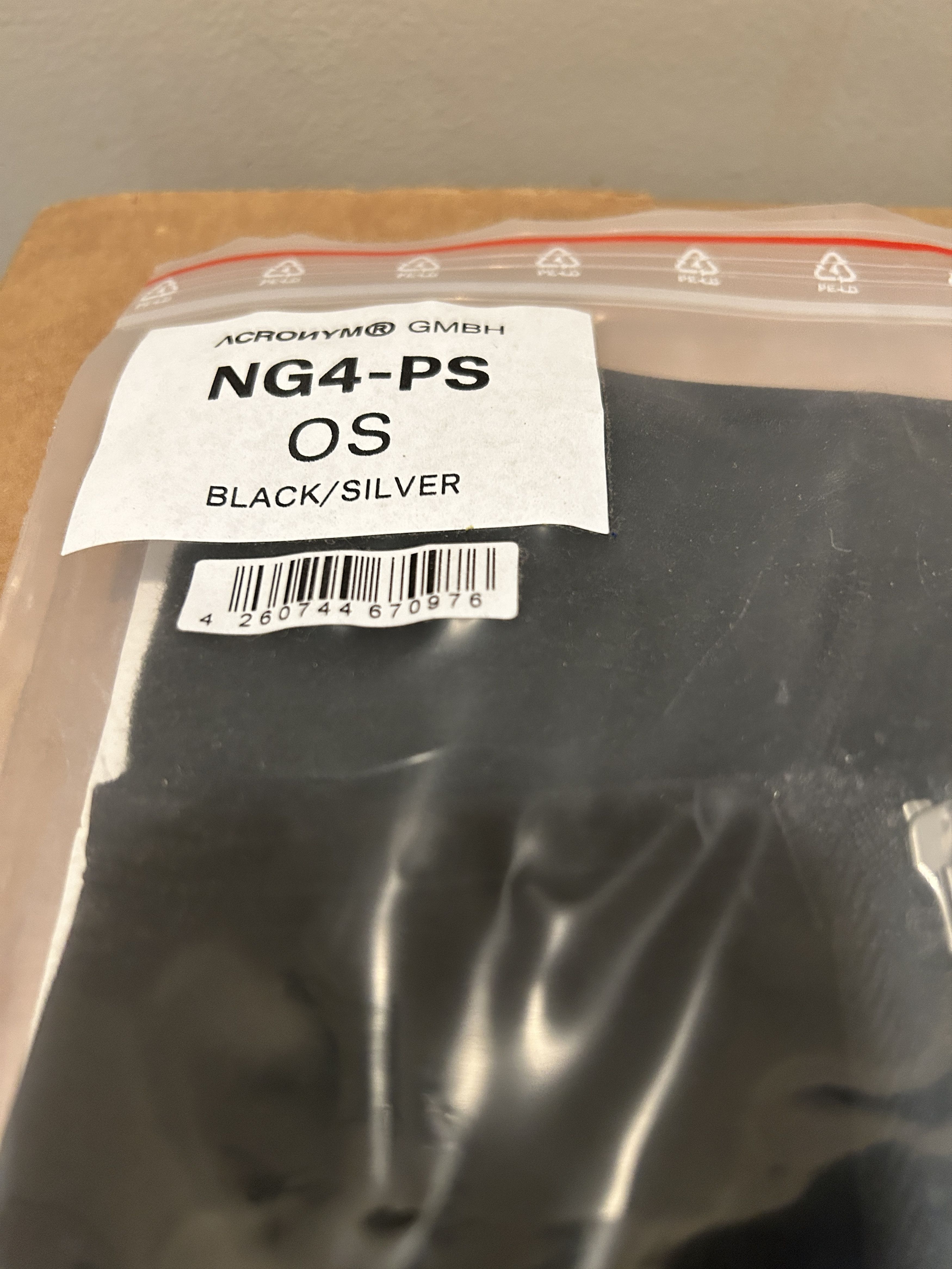 Acronym Acronym ng4-ps neck gaitor black/GOLD mask balaclava Zipper Size ONE SIZE - 2 Thumbnail