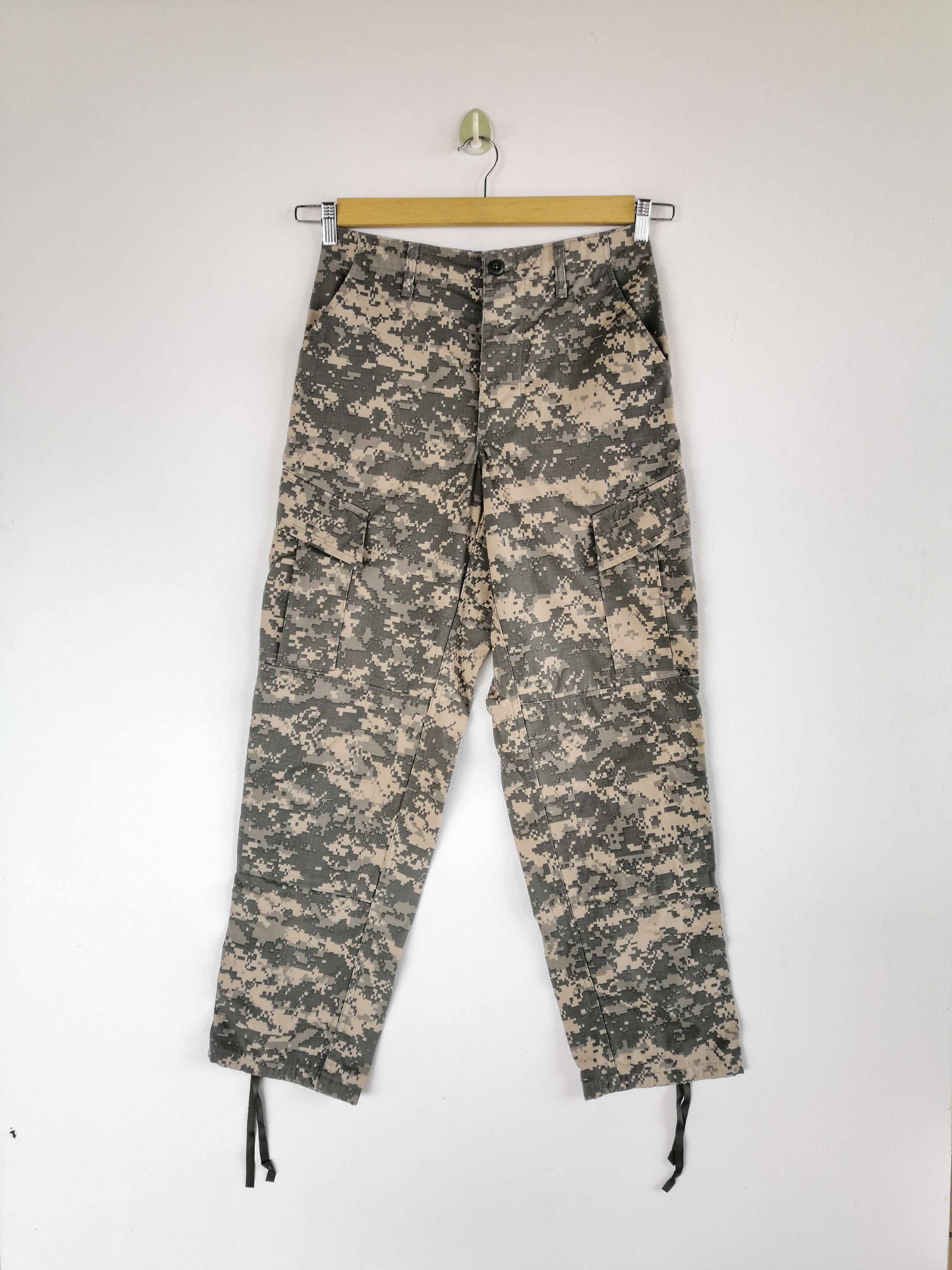 Japanese Brand × Vintage Digital Camouflage Cargo Pants Military Fatigue Trousers Size 28" / US 6 / IT 42 - 1 Thumbnail