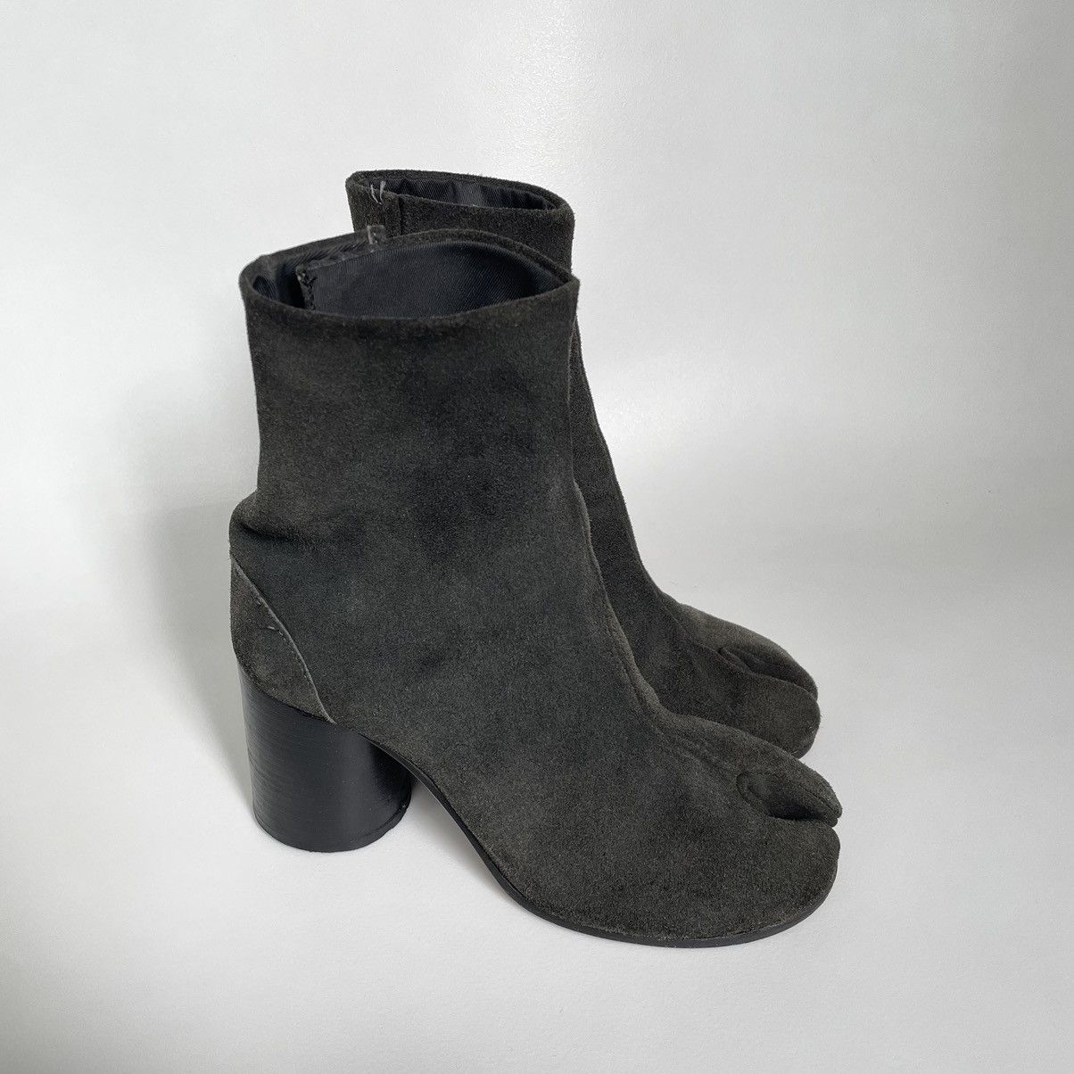 Maison Margiela Grey Suede 1990s OG Tabi Boots Size US 8 / IT 38 - 11 Thumbnail