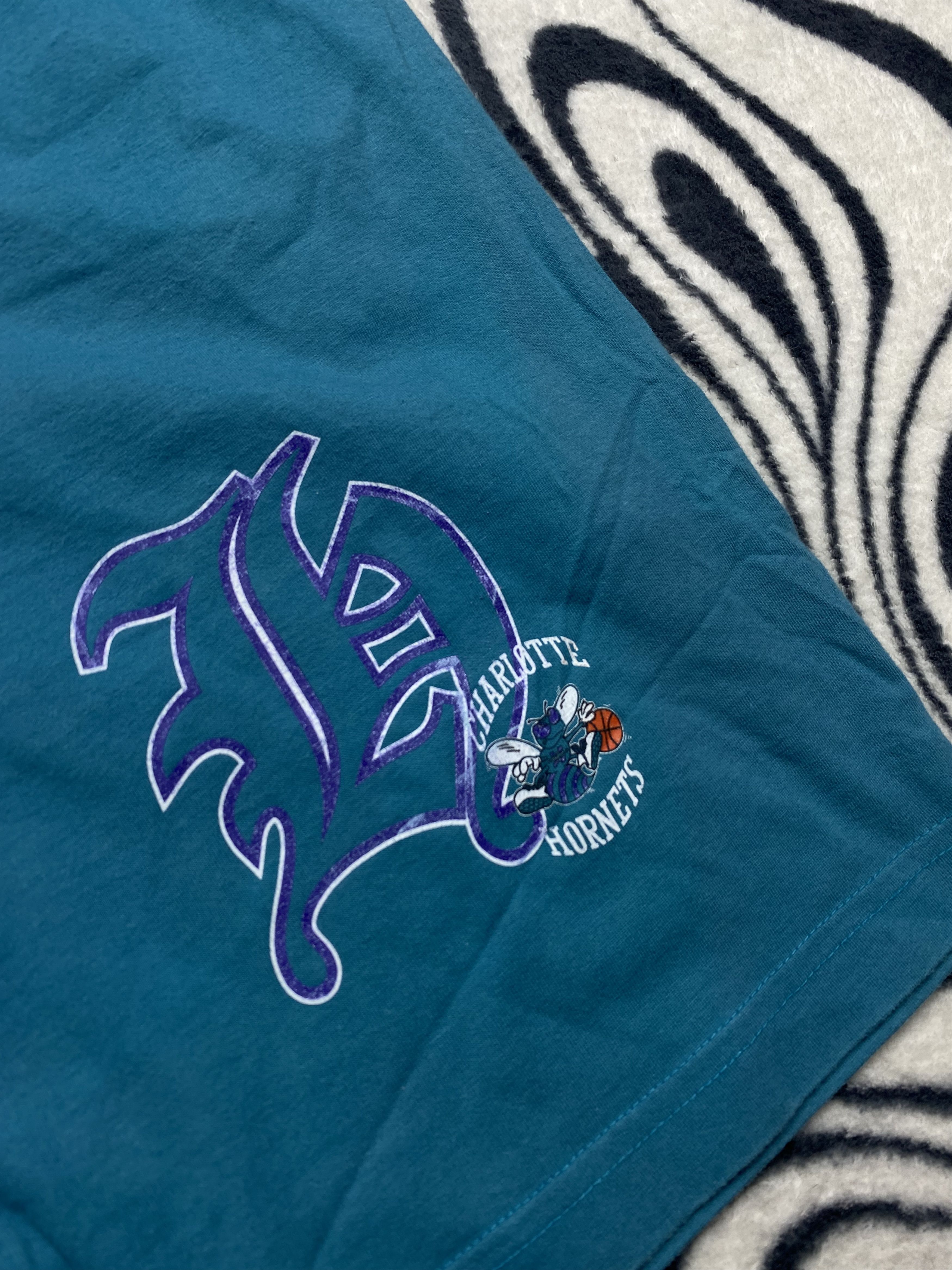 NBA × Nutmeg × Vintage Charlotte Hornets Vintage Cotton Shorts Size US 36 / EU 52 - 3 Thumbnail