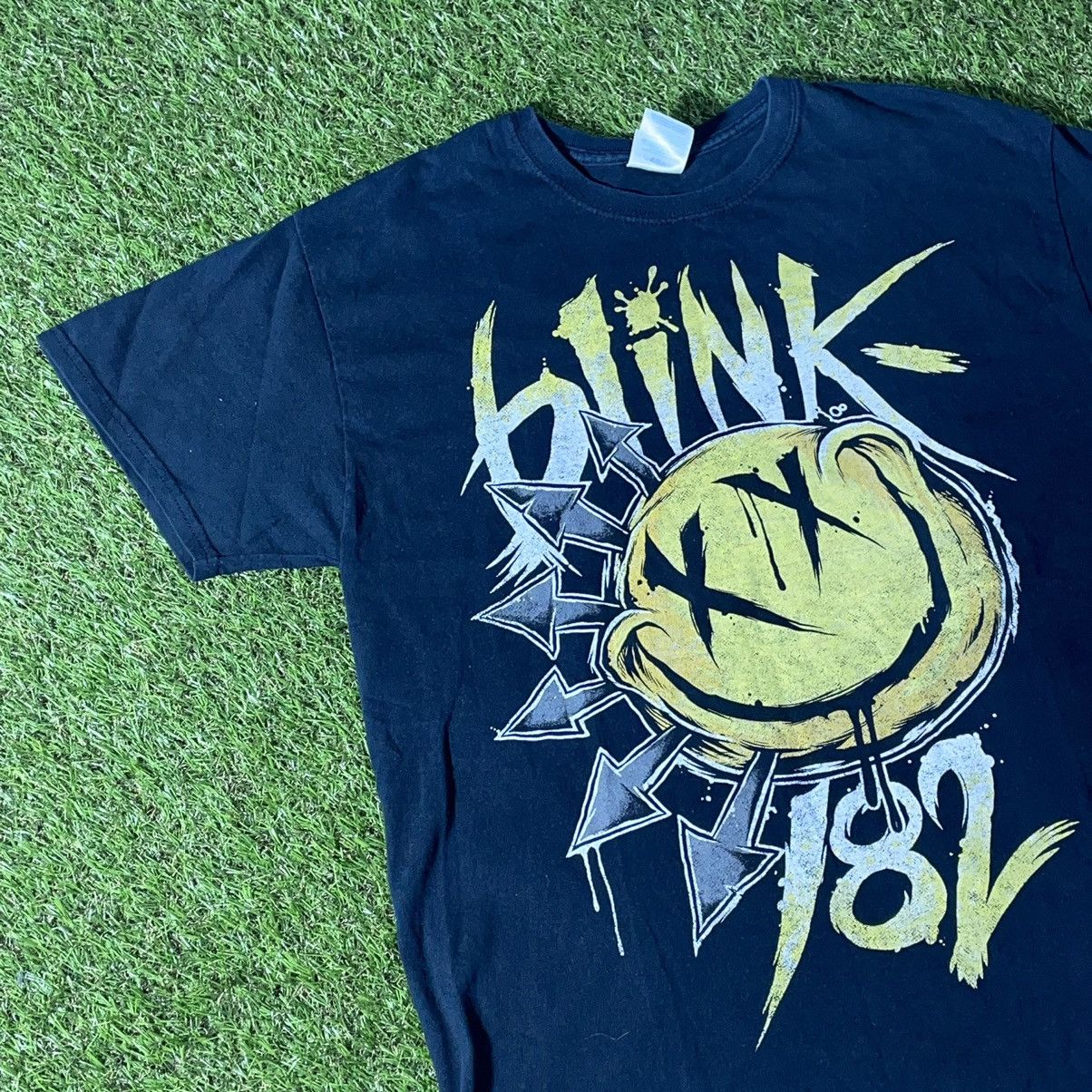 Band Tees Vintage Y2K blink 182 Tee Tour Band Rock T Shirt Size US M / EU 48-50 / 2 - 3 Thumbnail
