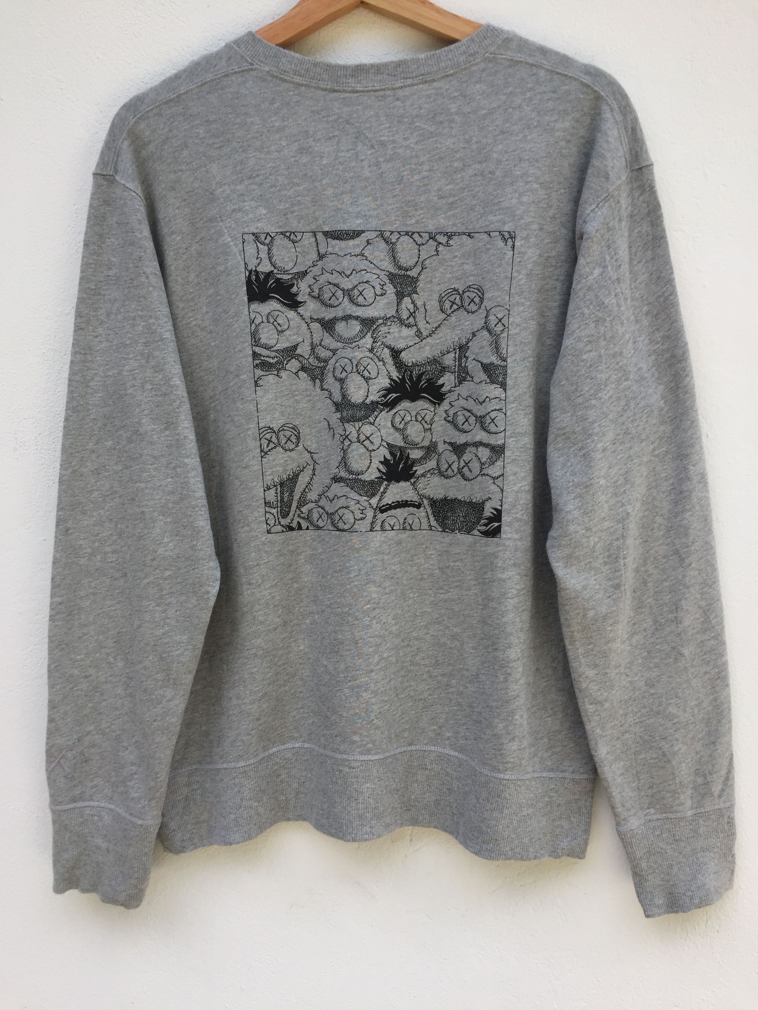Kaws × Uniqlo Kaws x Uniqlo Sesame Street Grey Crewneck Sweatshirt Size US M / EU 48-50 / 2 - 10 Thumbnail