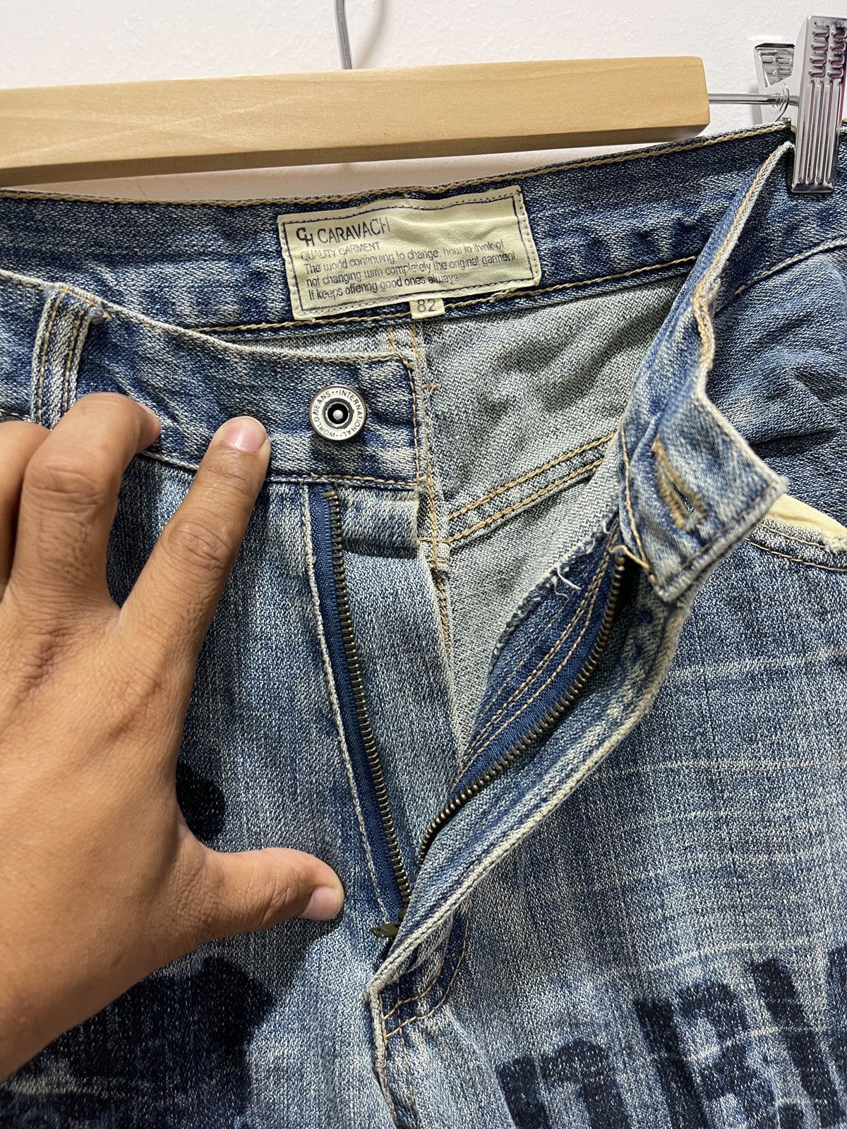 Japanese Brand JAPANESE CARAVACH SCRIBBLE MOTIVE DISTRESSED DENIM JEANS Size US 32 / EU 48 - 9 Thumbnail