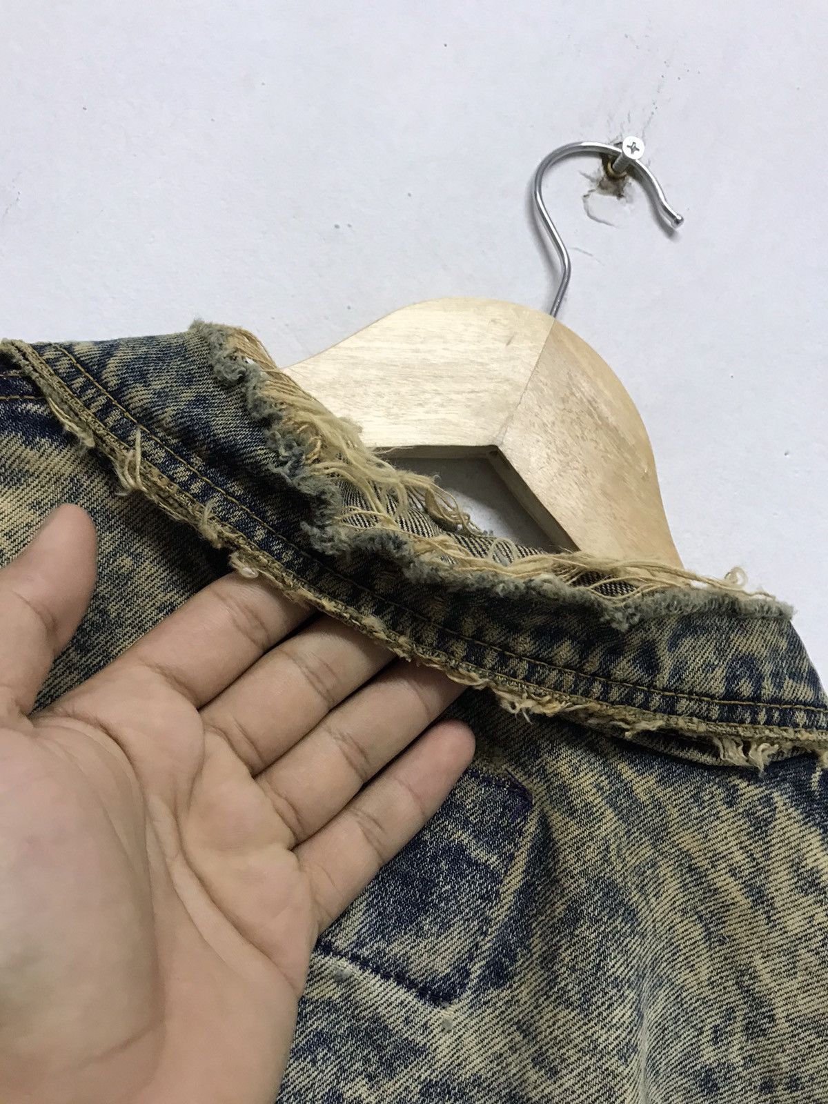 Japanese Brand Vintage Dog Cigar Distressed Denim Jackets Size US L / EU 52-54 / 3 - 19 Thumbnail
