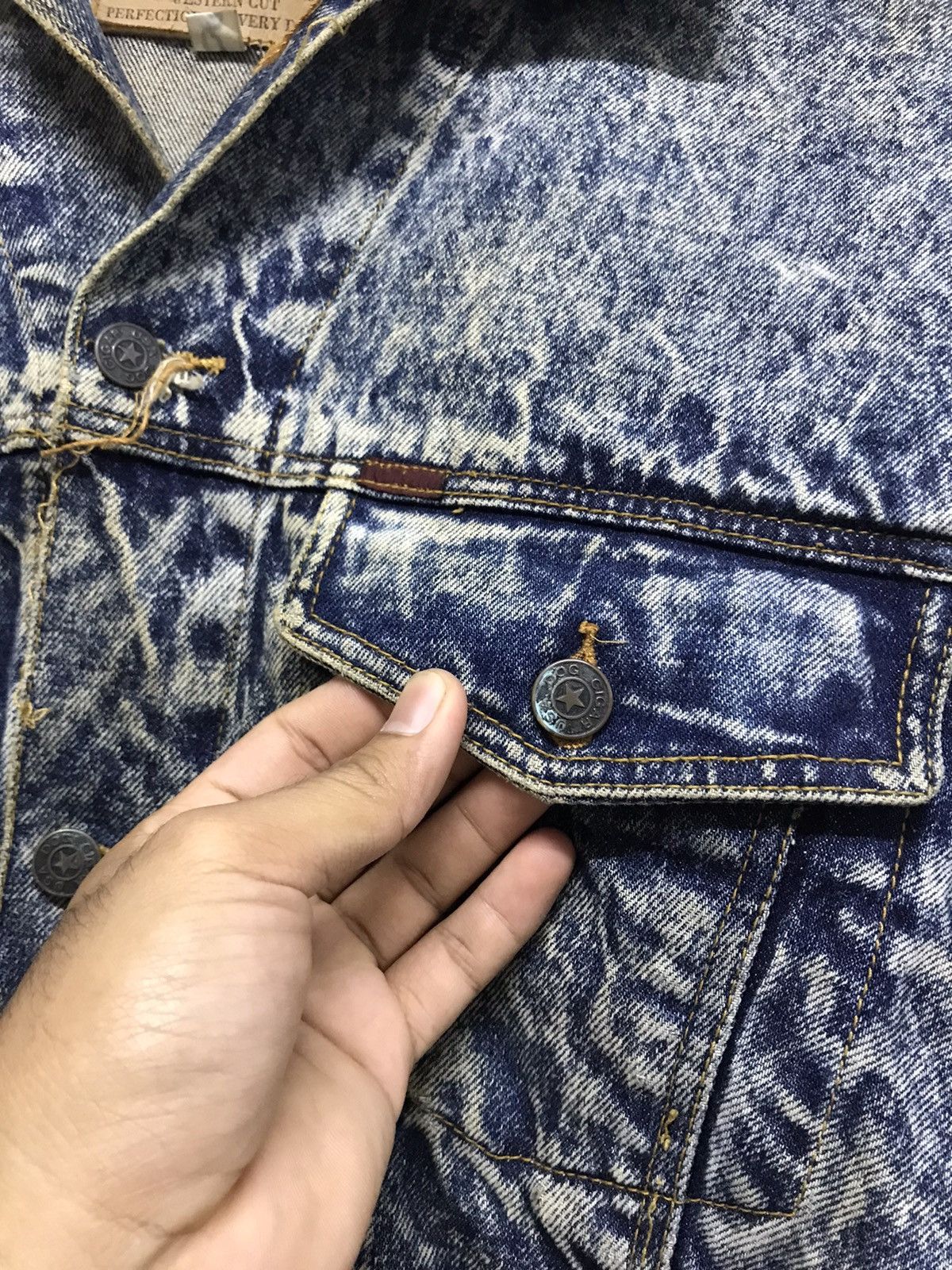Japanese Brand Vintage Dog Cigar Distressed Denim Jackets Size US L / EU 52-54 / 3 - 9 Thumbnail