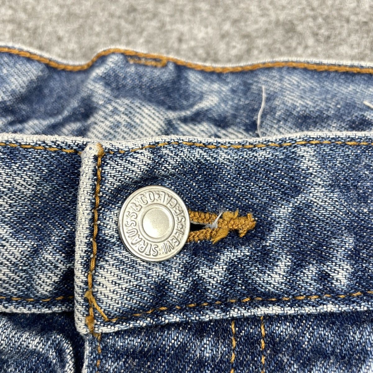 Levi's Vintage Levi's 550 Distressed Blue Light Wash - wc 247 Size US 33 - 8 Thumbnail