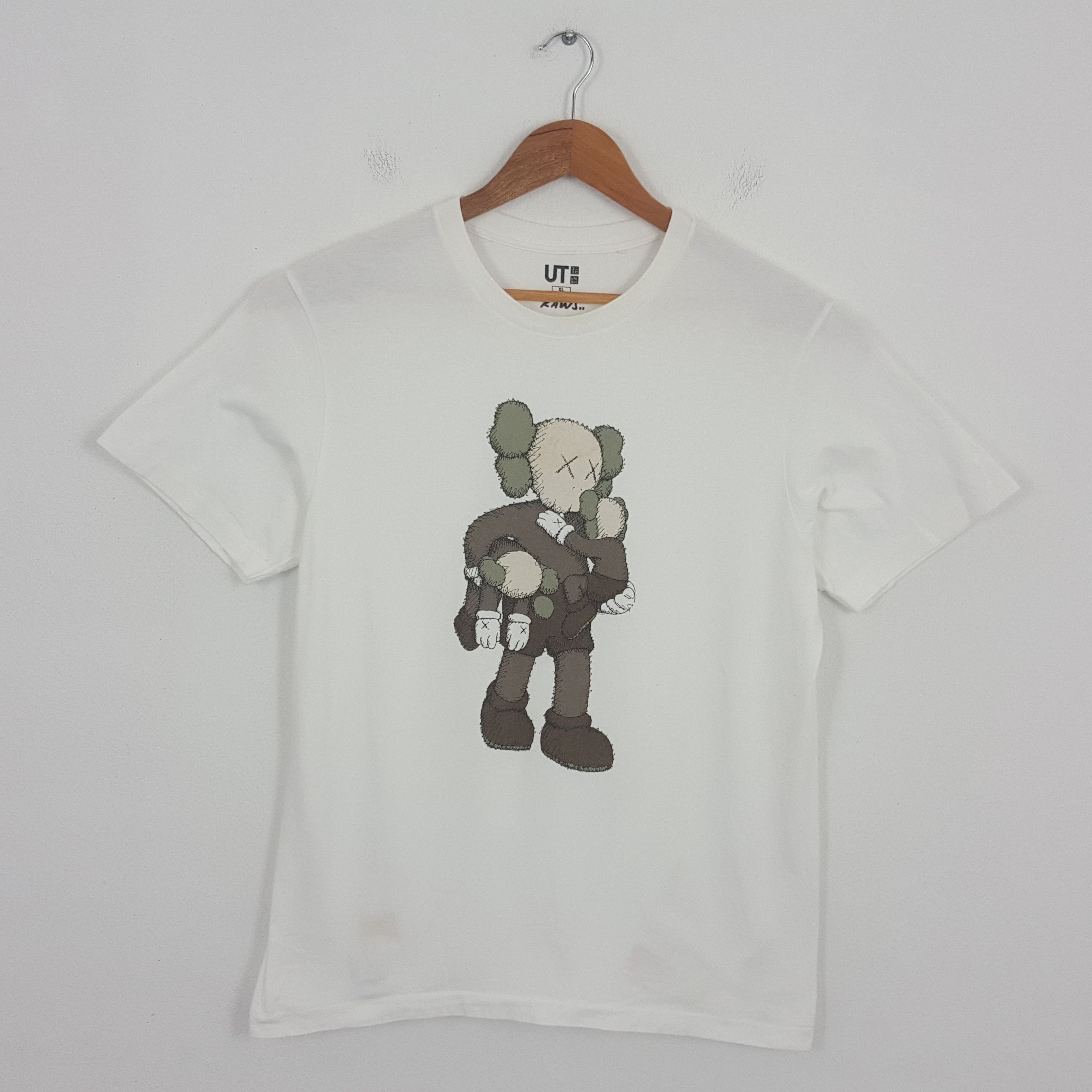 Kaws × Uniqlo × Vintage Vintage KAWS X Japanese Brand Mascot Design T-Shirt Size US L / EU 52-54 / 3 - 1 Thumbnail