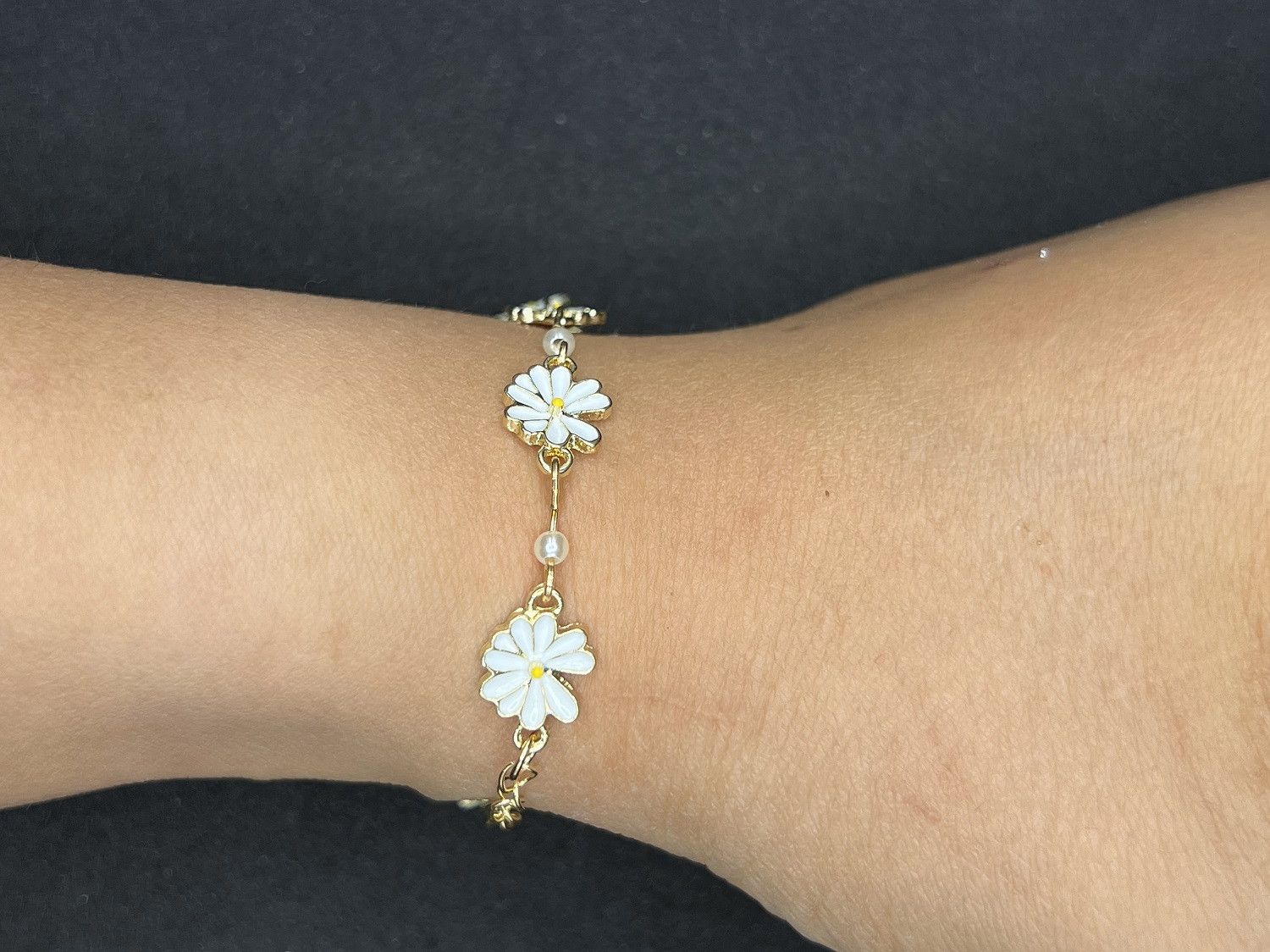 Handmade Daisy gold chain bracelet with pearl beads Size ONE SIZE - 4 Thumbnail